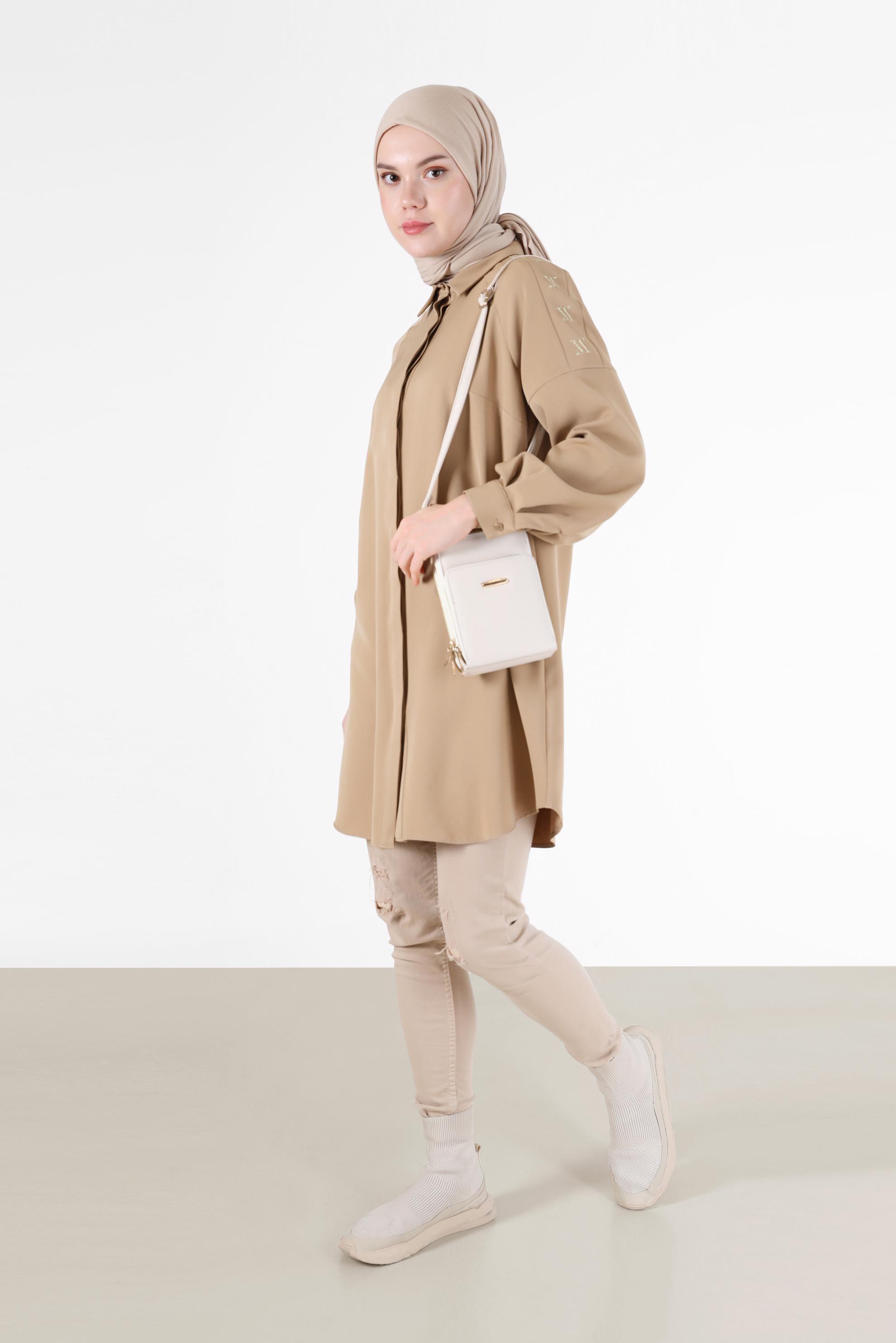 Tesettür giyim KUM NAKIŞ DETAYLI GİZLİ DÜĞMELİ TUNİK 42323 