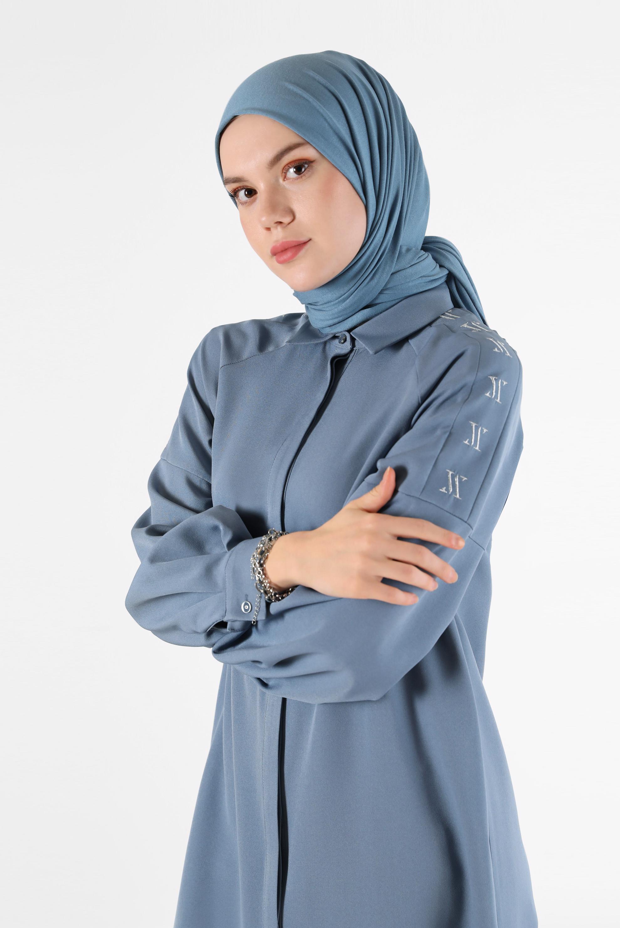 Tesettür giyim MAVİ NAKIŞ DETAYLI GİZLİ DÜĞMELİ TUNİK 42323 