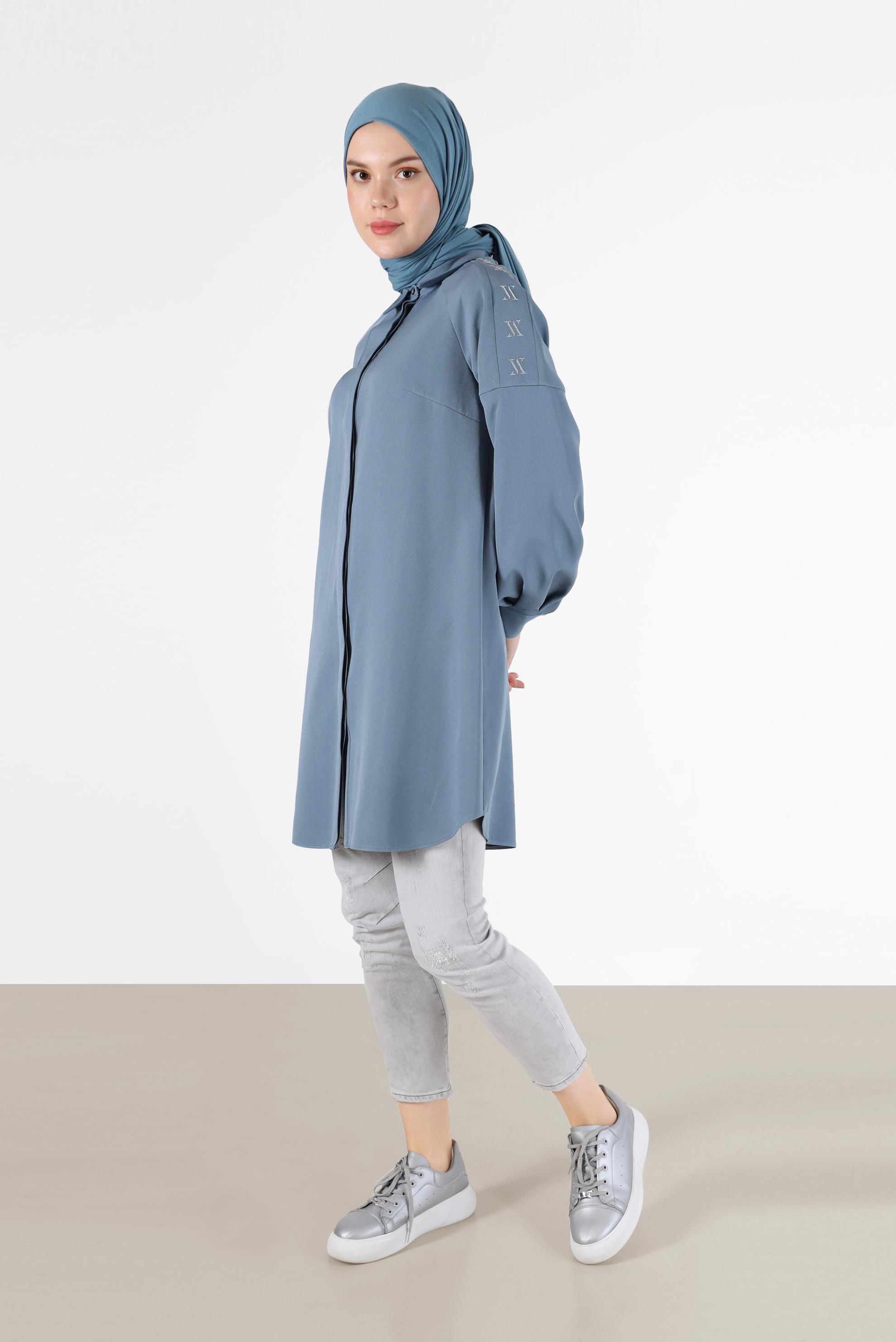 Tesettür giyim MAVİ NAKIŞ DETAYLI GİZLİ DÜĞMELİ TUNİK 42323 