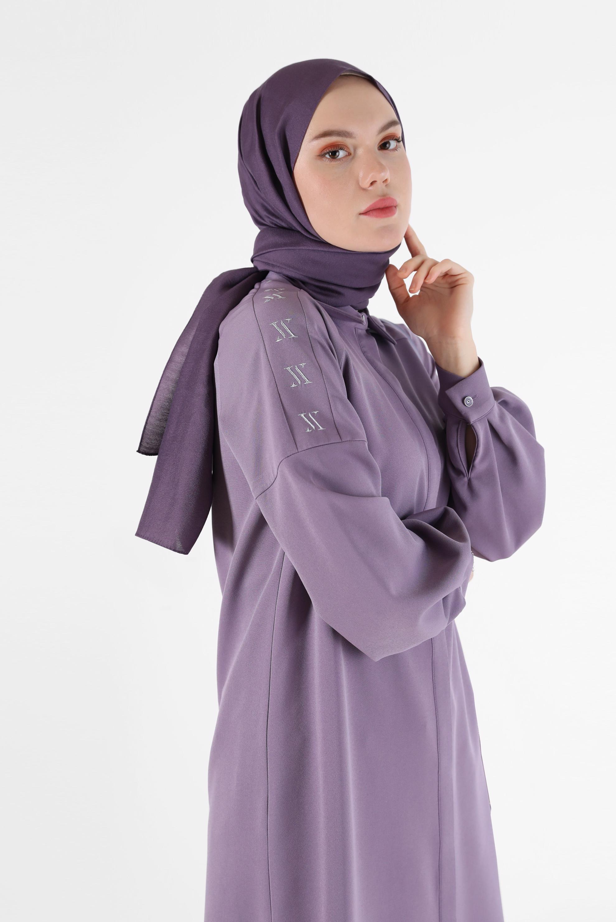 Tesettür giyim MOR NAKIŞ DETAYLI GİZLİ DÜĞMELİ TUNİK 42323 