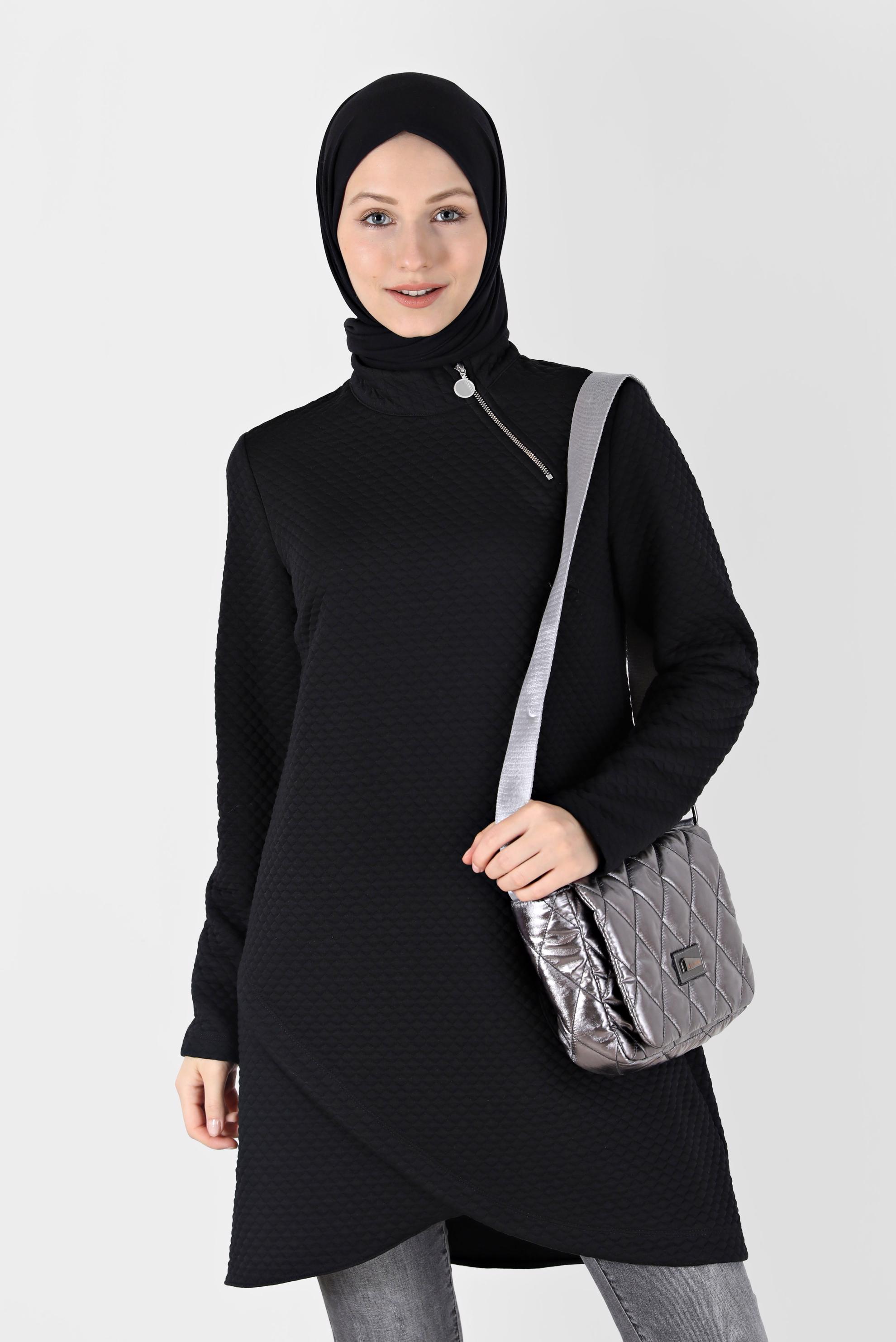 Tesettür giyim SİYAH ASİMETRİK KESİM KENDİNDEN DESENLİ FERMUAR DETAYLI TUNİK 42352 