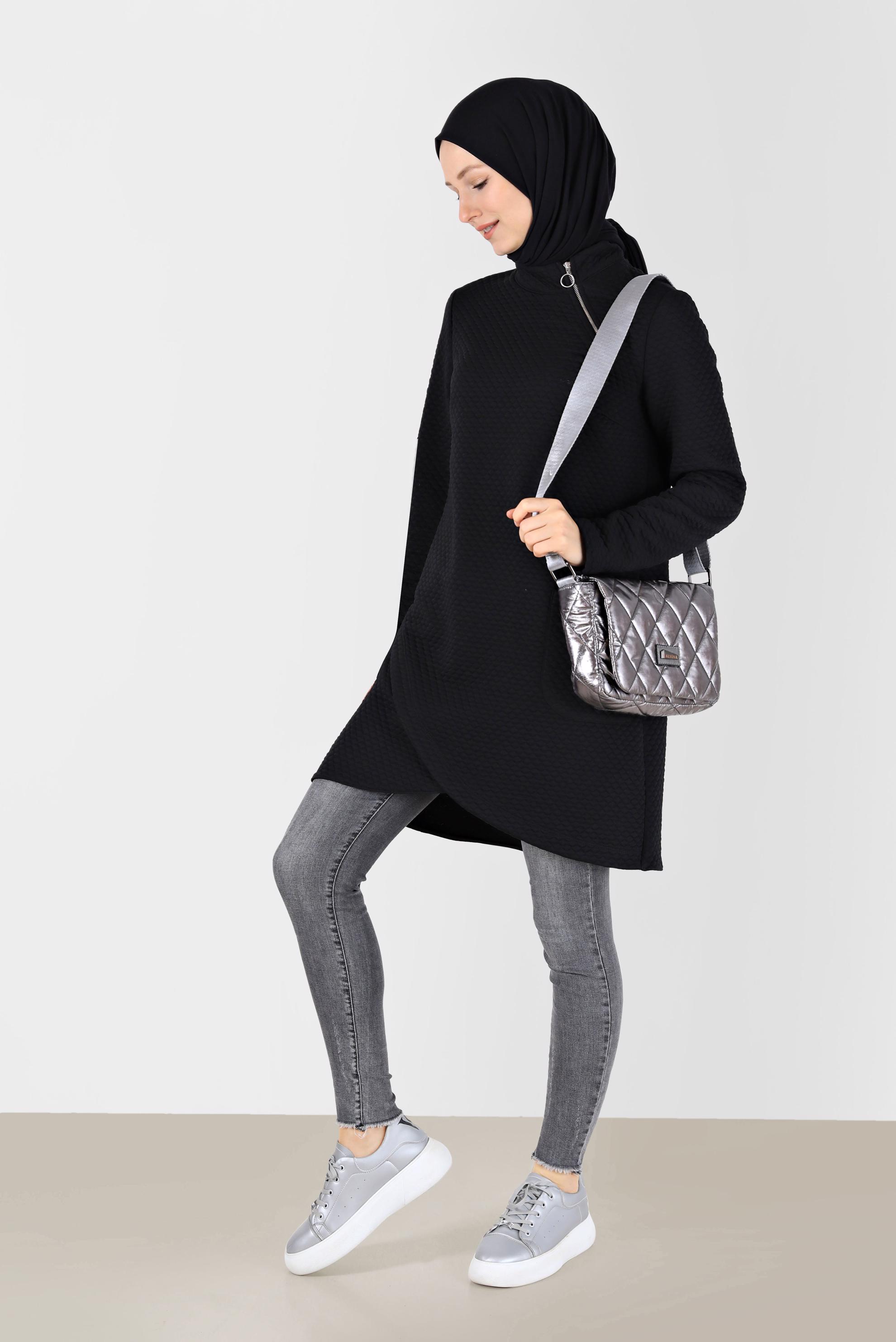 Tesettür giyim SİYAH ASİMETRİK KESİM KENDİNDEN DESENLİ FERMUAR DETAYLI TUNİK 42352 