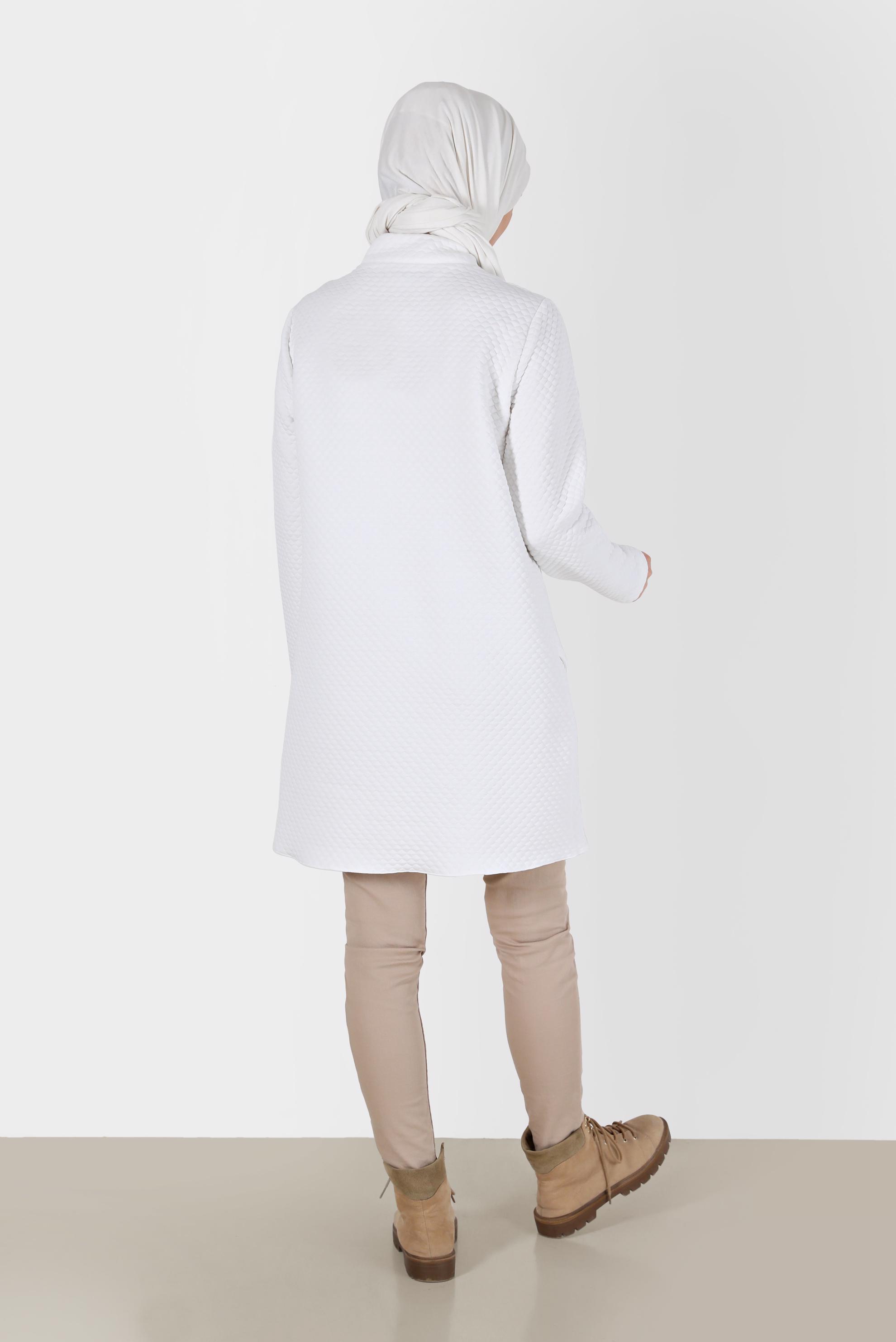 Tesettür giyim BEYAZ ASİMETRİK KESİM KENDİNDEN DESENLİ FERMUAR DETAYLI TUNİK 42352 