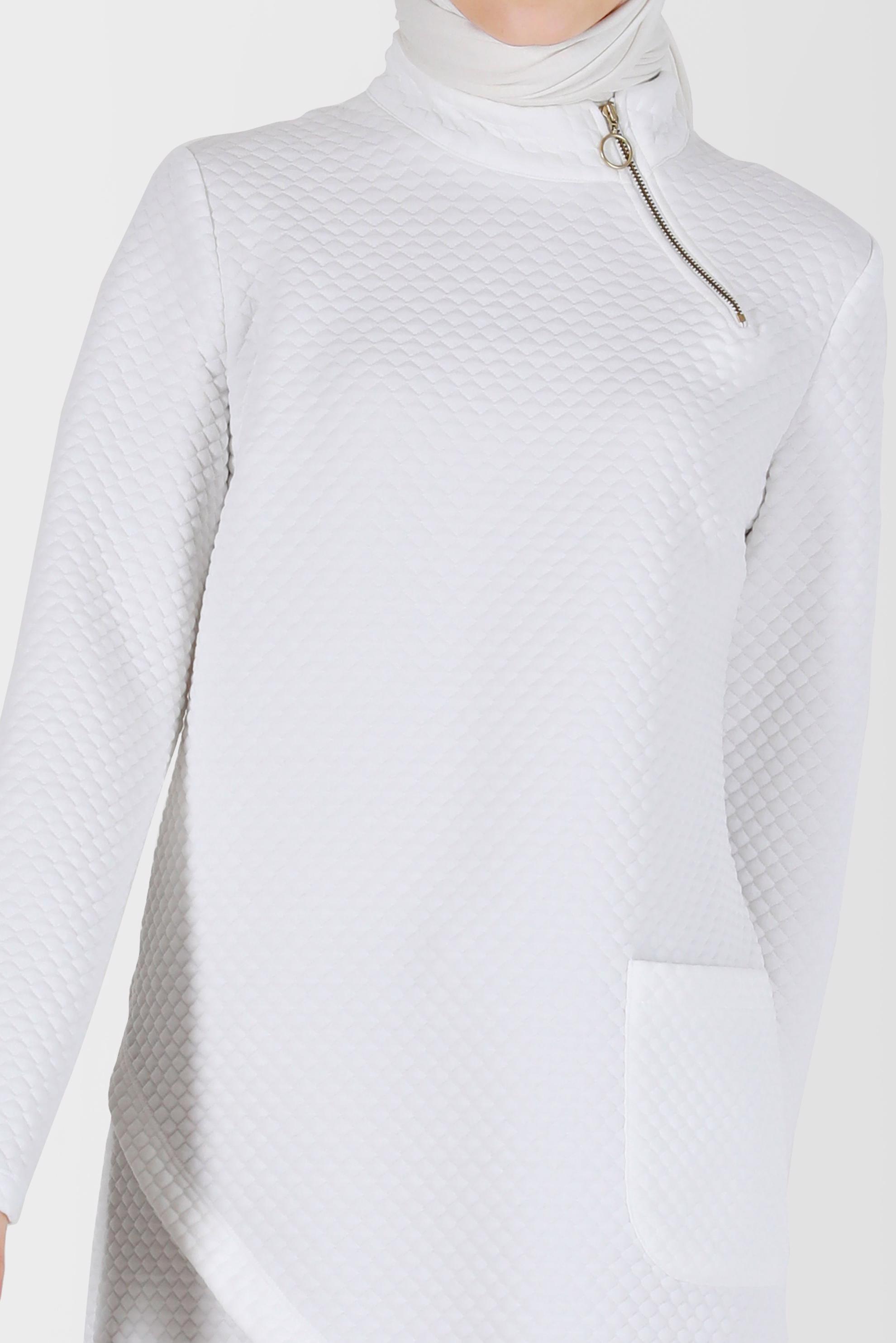 Tesettür giyim BEYAZ ASİMETRİK KESİM KENDİNDEN DESENLİ FERMUAR DETAYLI TUNİK 42352 