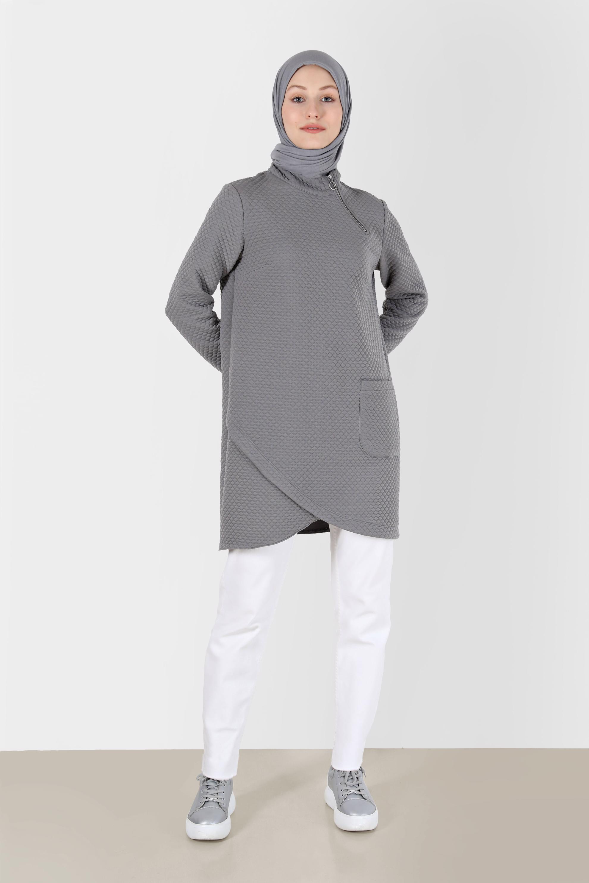 Tesettür giyim GRİ ASİMETRİK KESİM KENDİNDEN DESENLİ FERMUAR DETAYLI TUNİK 42352 