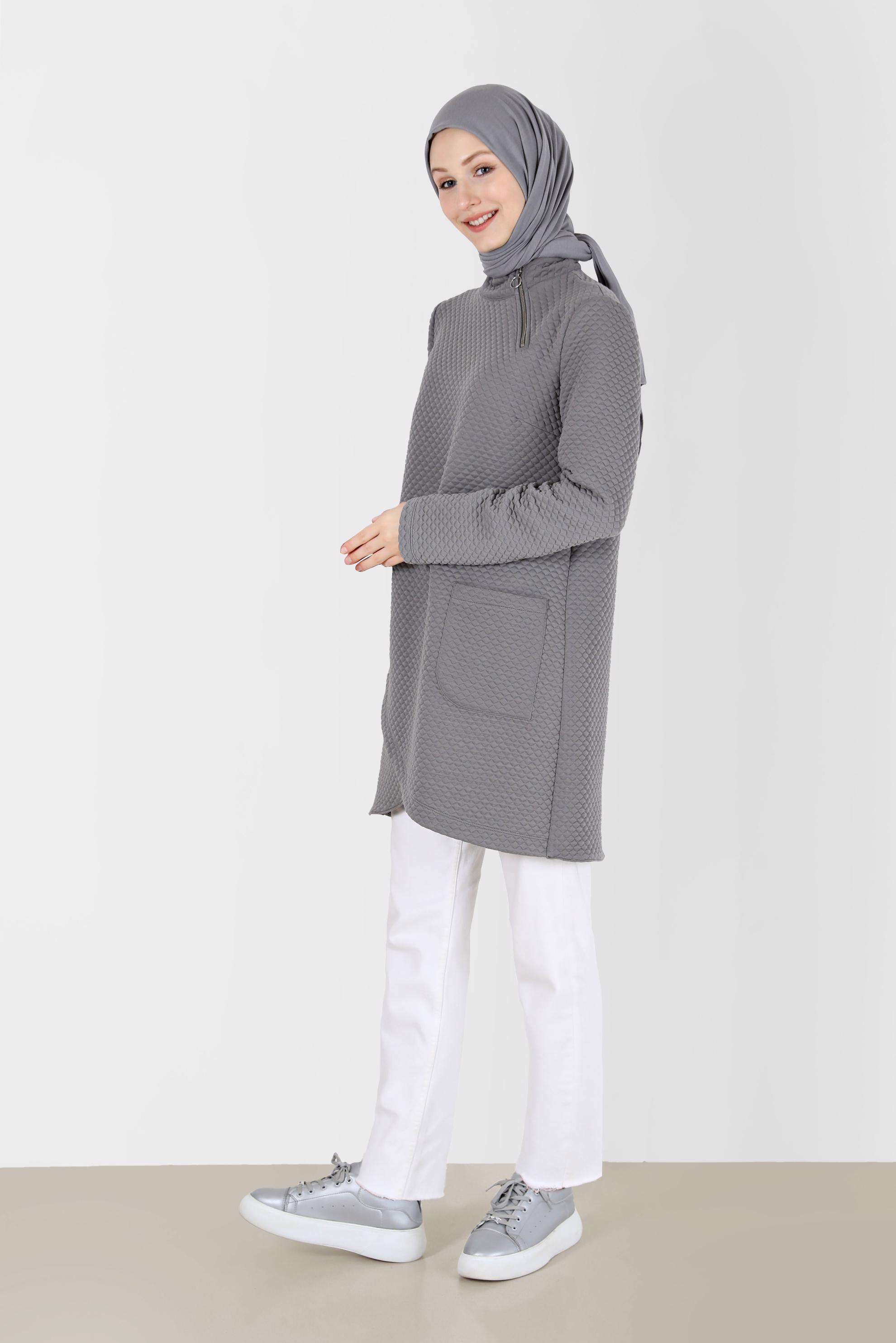 Tesettür giyim GRİ ASİMETRİK KESİM KENDİNDEN DESENLİ FERMUAR DETAYLI TUNİK 42352 