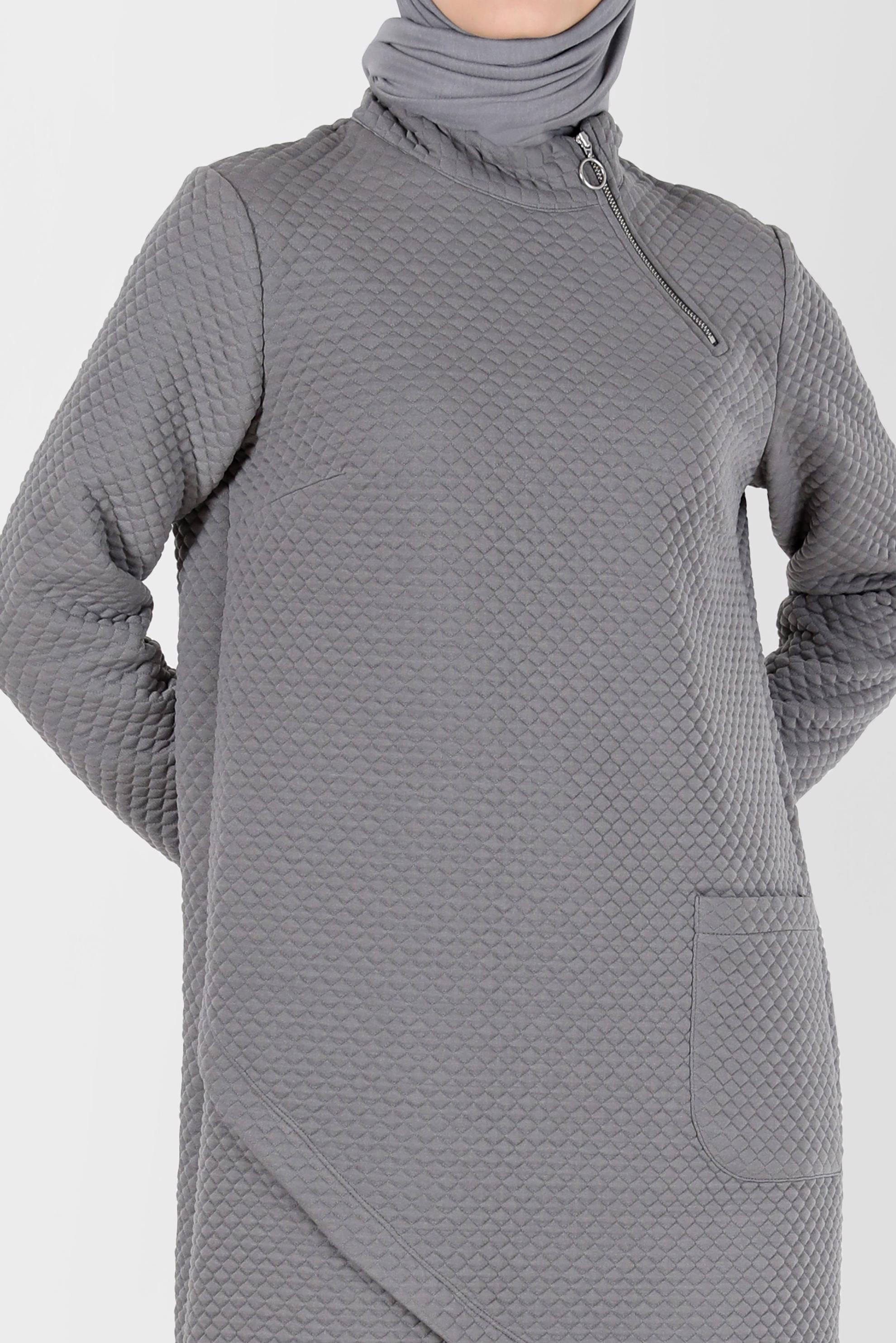 Tesettür giyim GRİ ASİMETRİK KESİM KENDİNDEN DESENLİ FERMUAR DETAYLI TUNİK 42352 