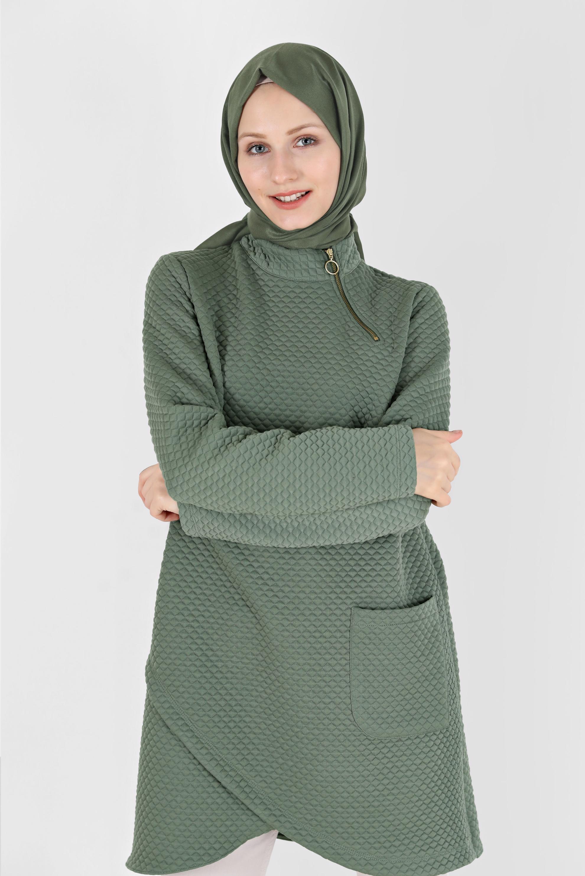 Tesettür giyim HAKİ ASİMETRİK KESİM KENDİNDEN DESENLİ FERMUAR DETAYLI TUNİK 42352 