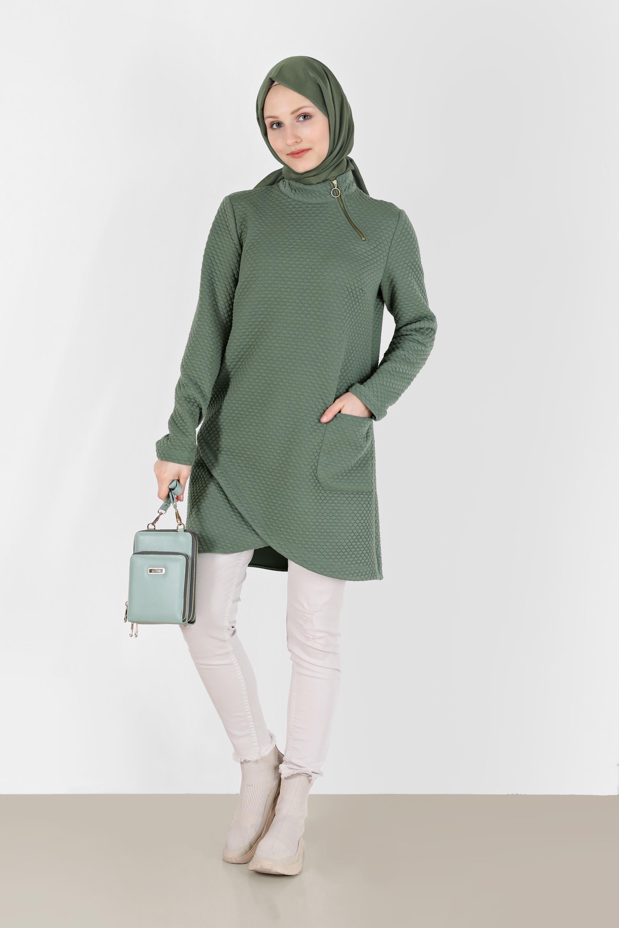 Tesettür giyim HAKİ ASİMETRİK KESİM KENDİNDEN DESENLİ FERMUAR DETAYLI TUNİK 42352 