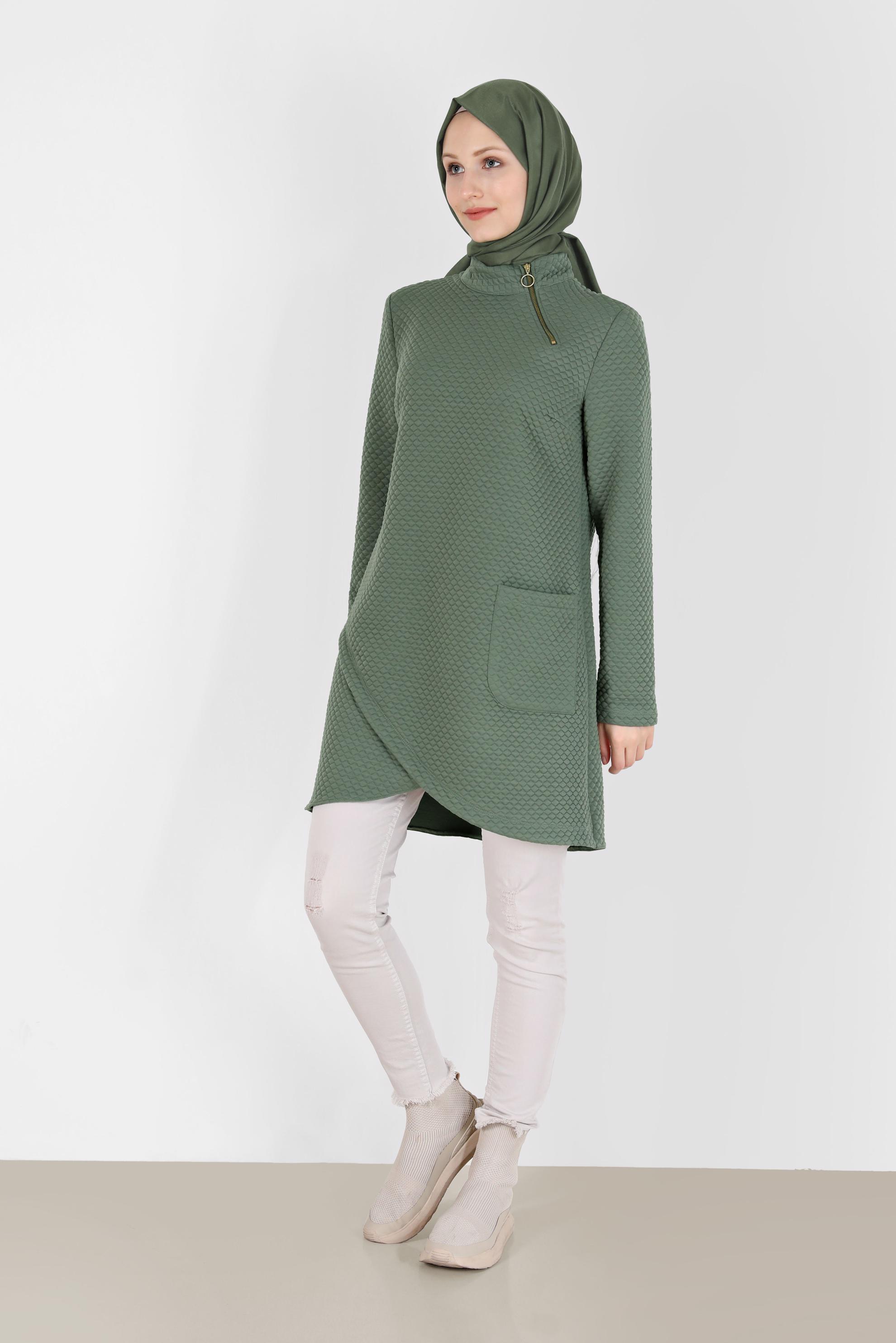 Tesettür giyim HAKİ ASİMETRİK KESİM KENDİNDEN DESENLİ FERMUAR DETAYLI TUNİK 42352 