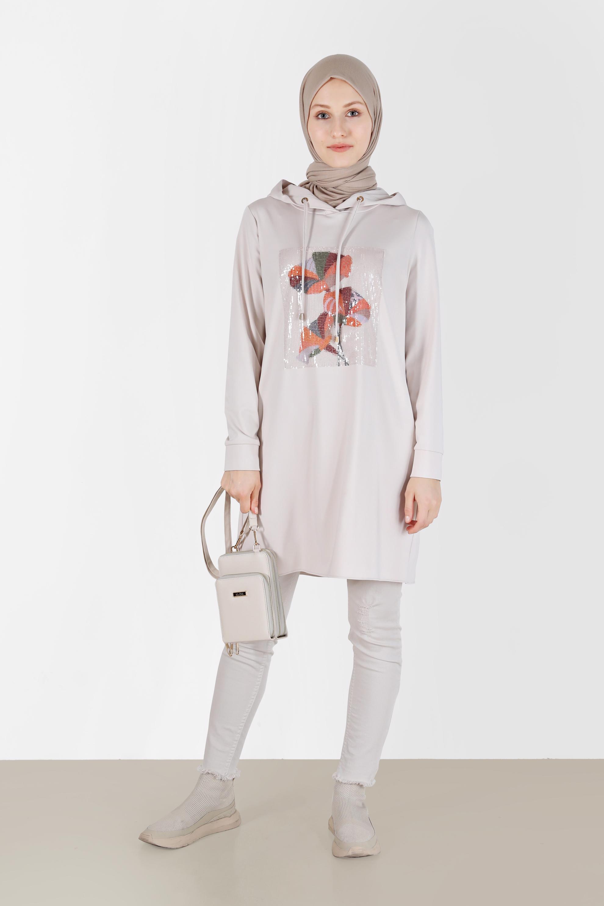 Tesettür giyim BEJ PUL İŞLEME DETAYLI KAPÜŞONLU TUNİK 42370 