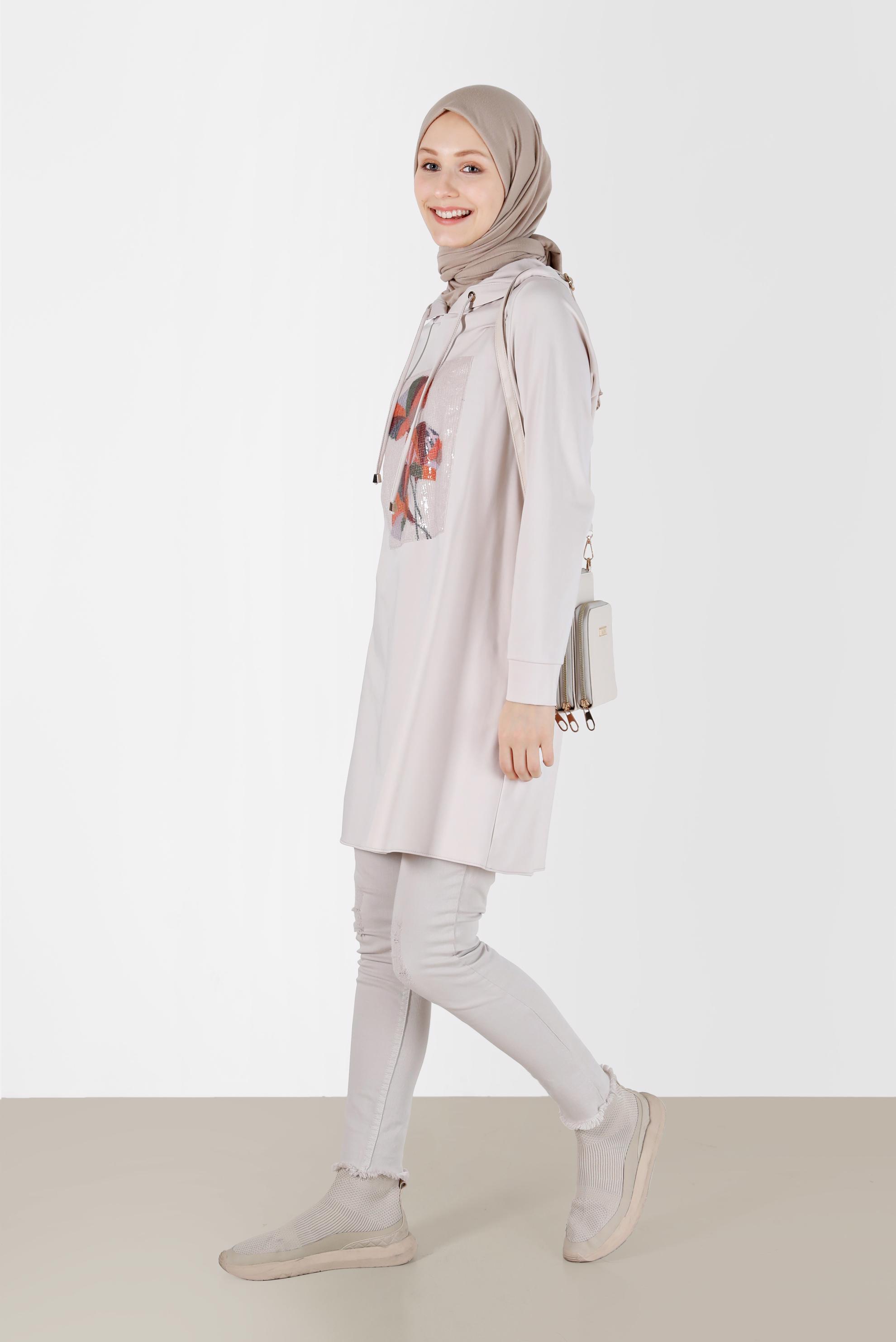 Tesettür giyim BEJ PUL İŞLEME DETAYLI KAPÜŞONLU TUNİK 42370 