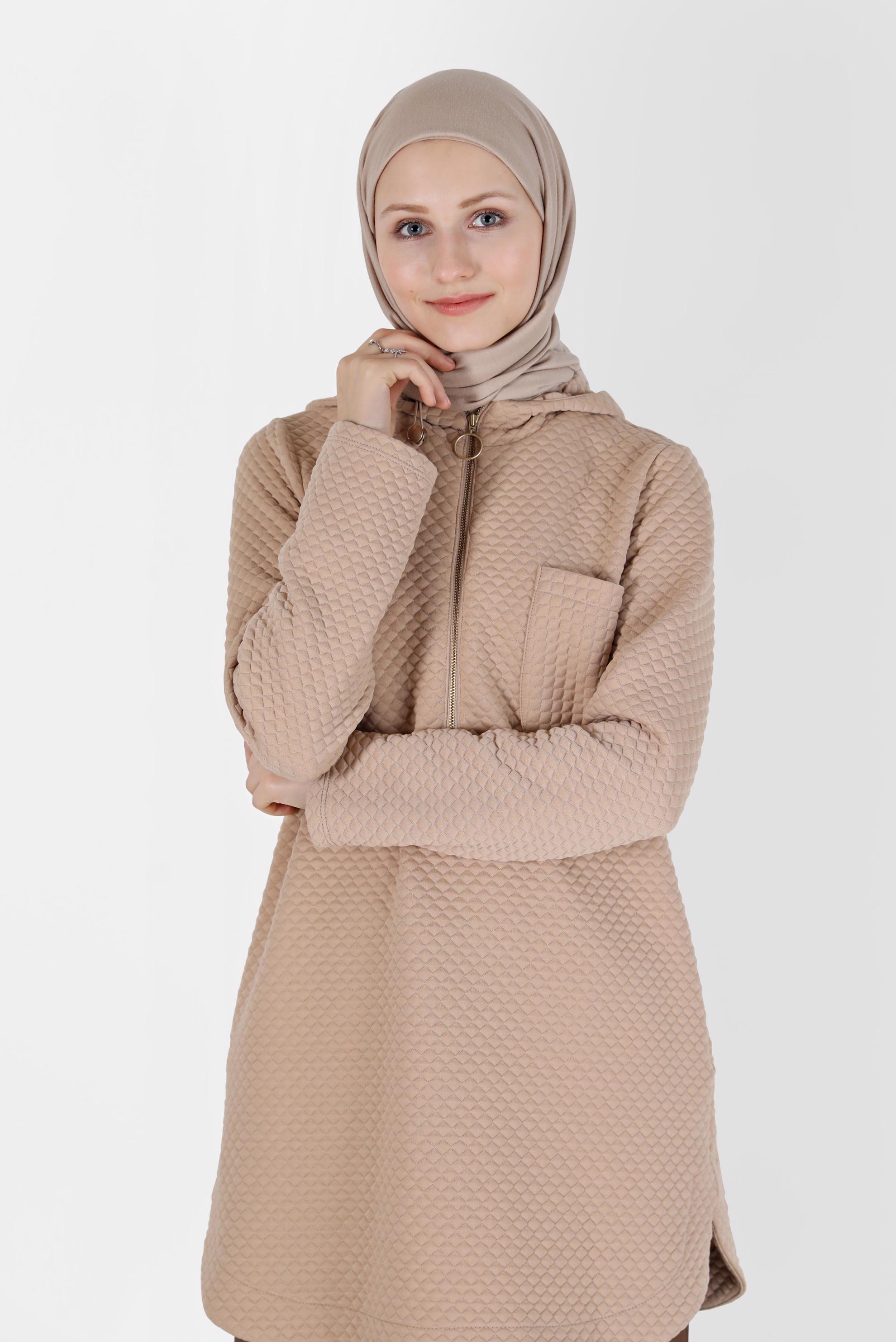 Tesettür giyim BEJ CEP DETAYLI KAPÜŞONLU KAPİTONE TUNİK 42373 