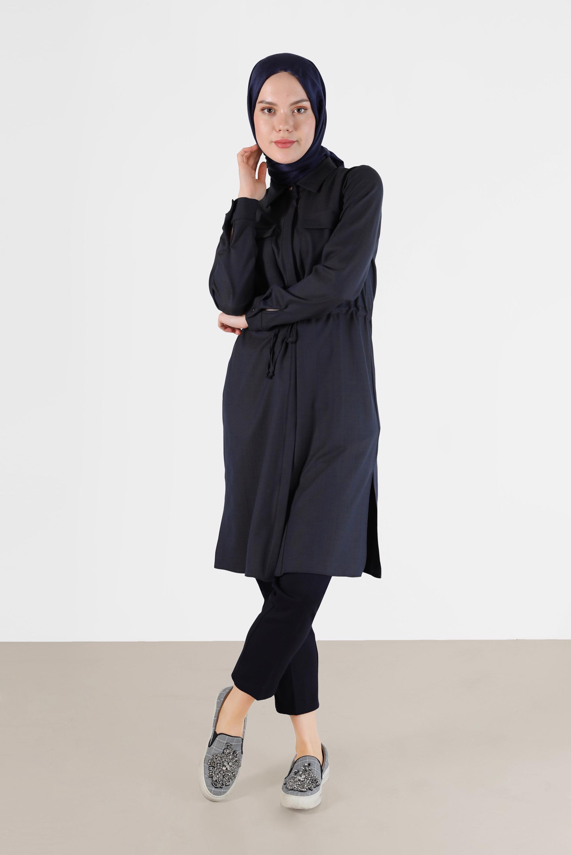 Tesettür giyim LACİVERT NAKIŞ DETAYLI BELDEN BAĞLAMALI TUNİK 42375 