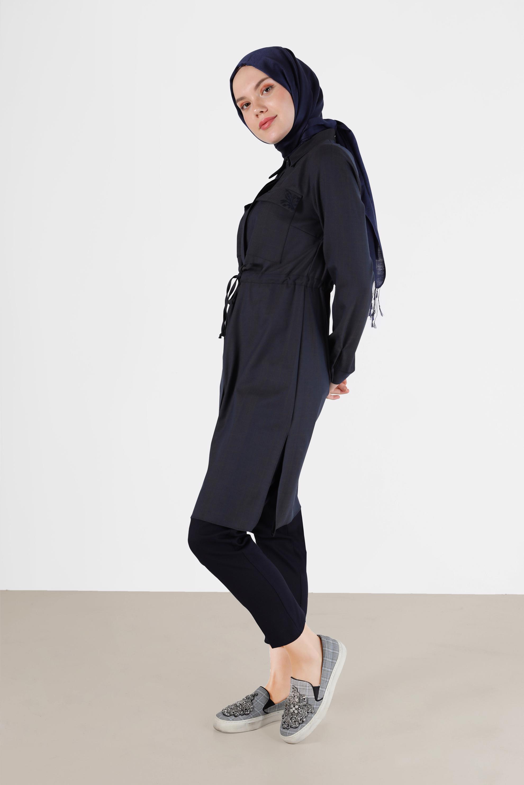 Tesettür giyim LACİVERT NAKIŞ DETAYLI BELDEN BAĞLAMALI TUNİK 42375 