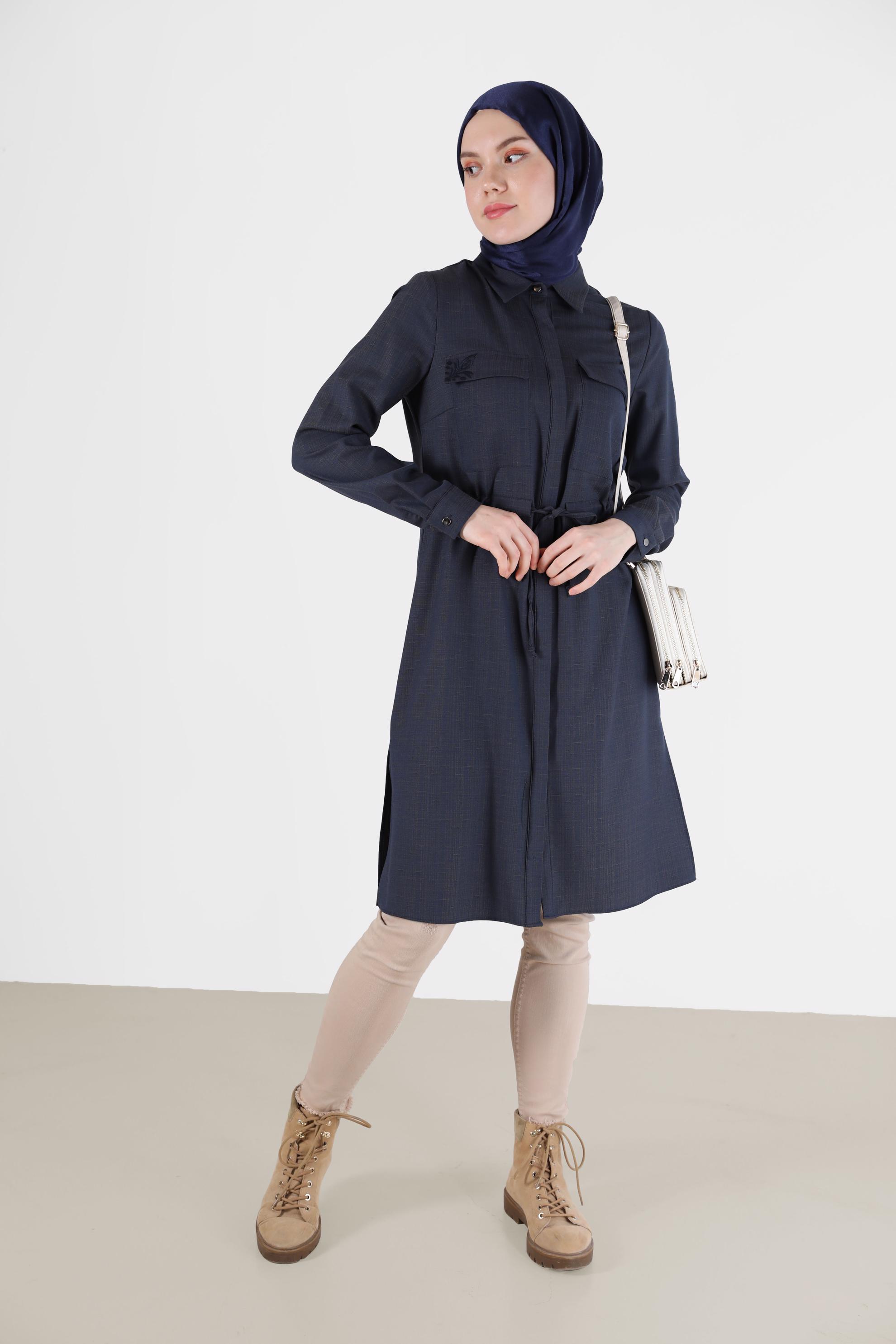 Tesettür giyim MAVİ NAKIŞ DETAYLI BELDEN BAĞLAMALI TUNİK 42375 