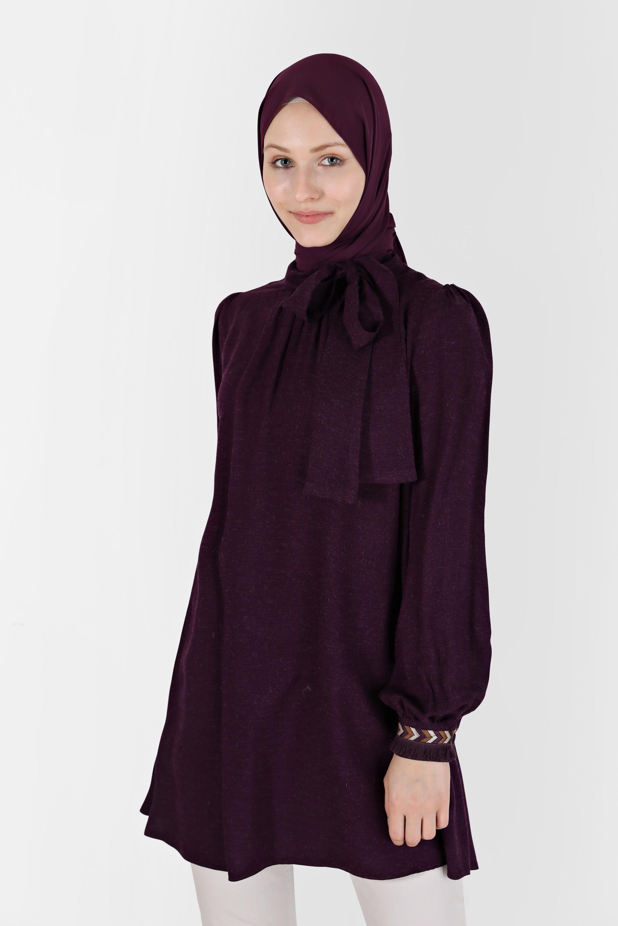 Tesettür giyim MOR MANŞETLERİ İŞLEMELİ VE PÜSKÜLLÜ FİYONK DETAYLI TUNİK 42376 