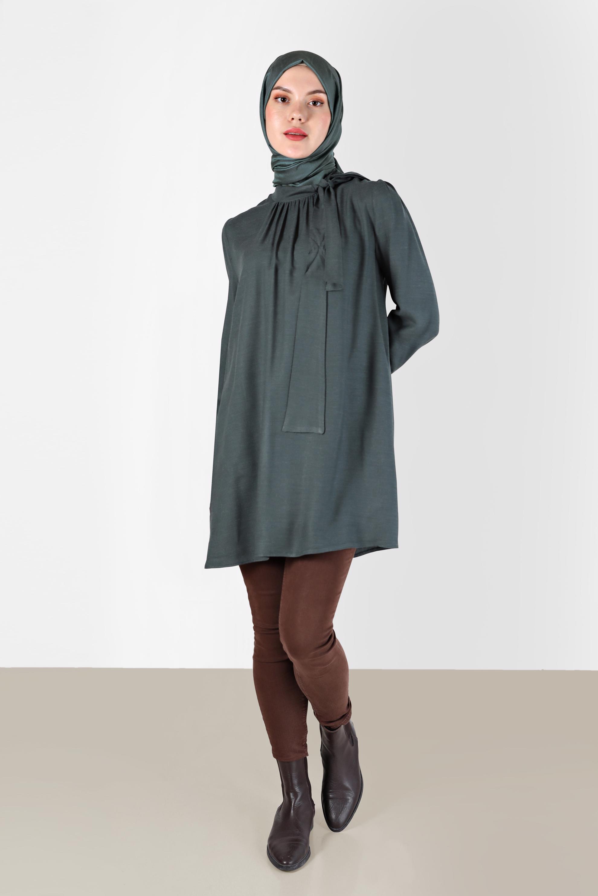 Tesettür giyim YEŞİL MANŞETLERİ İŞLEMELİ VE PÜSKÜLLÜ FİYONK DETAYLI TUNİK 42376 