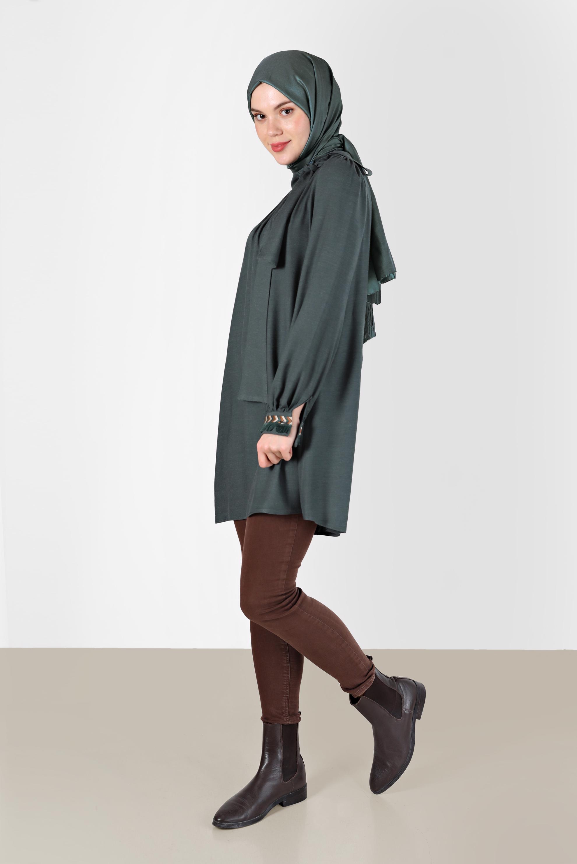 Tesettür giyim YEŞİL MANŞETLERİ İŞLEMELİ VE PÜSKÜLLÜ FİYONK DETAYLI TUNİK 42376 