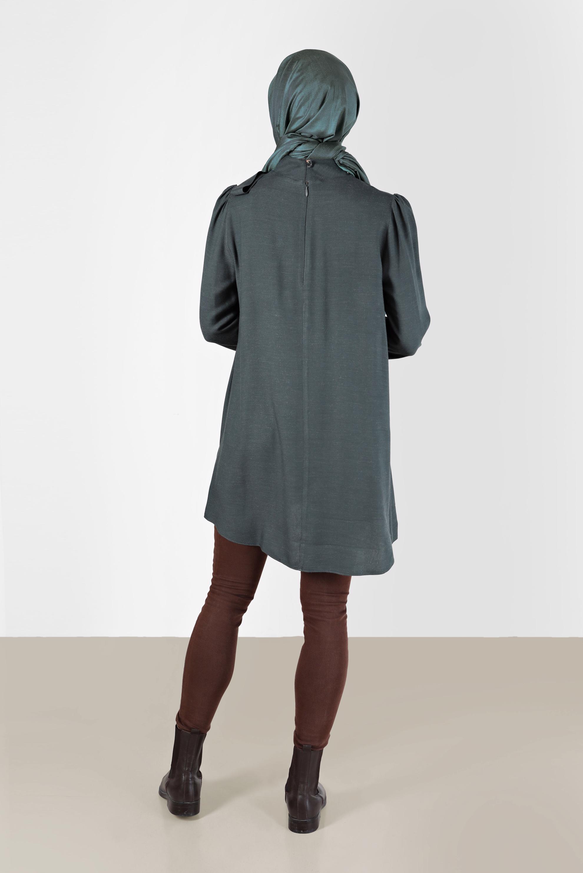 Tesettür giyim YEŞİL MANŞETLERİ İŞLEMELİ VE PÜSKÜLLÜ FİYONK DETAYLI TUNİK 42376 