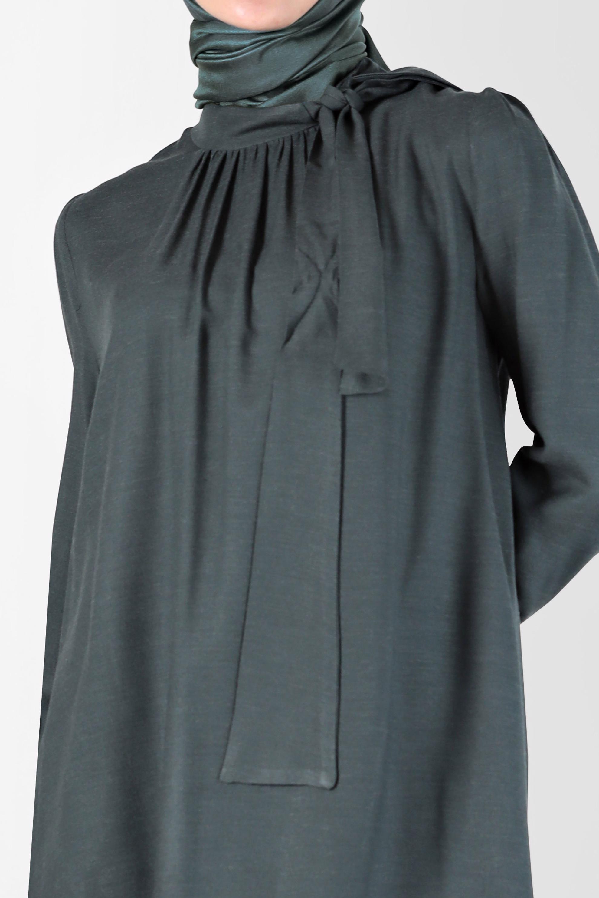 Tesettür giyim YEŞİL MANŞETLERİ İŞLEMELİ VE PÜSKÜLLÜ FİYONK DETAYLI TUNİK 42376 