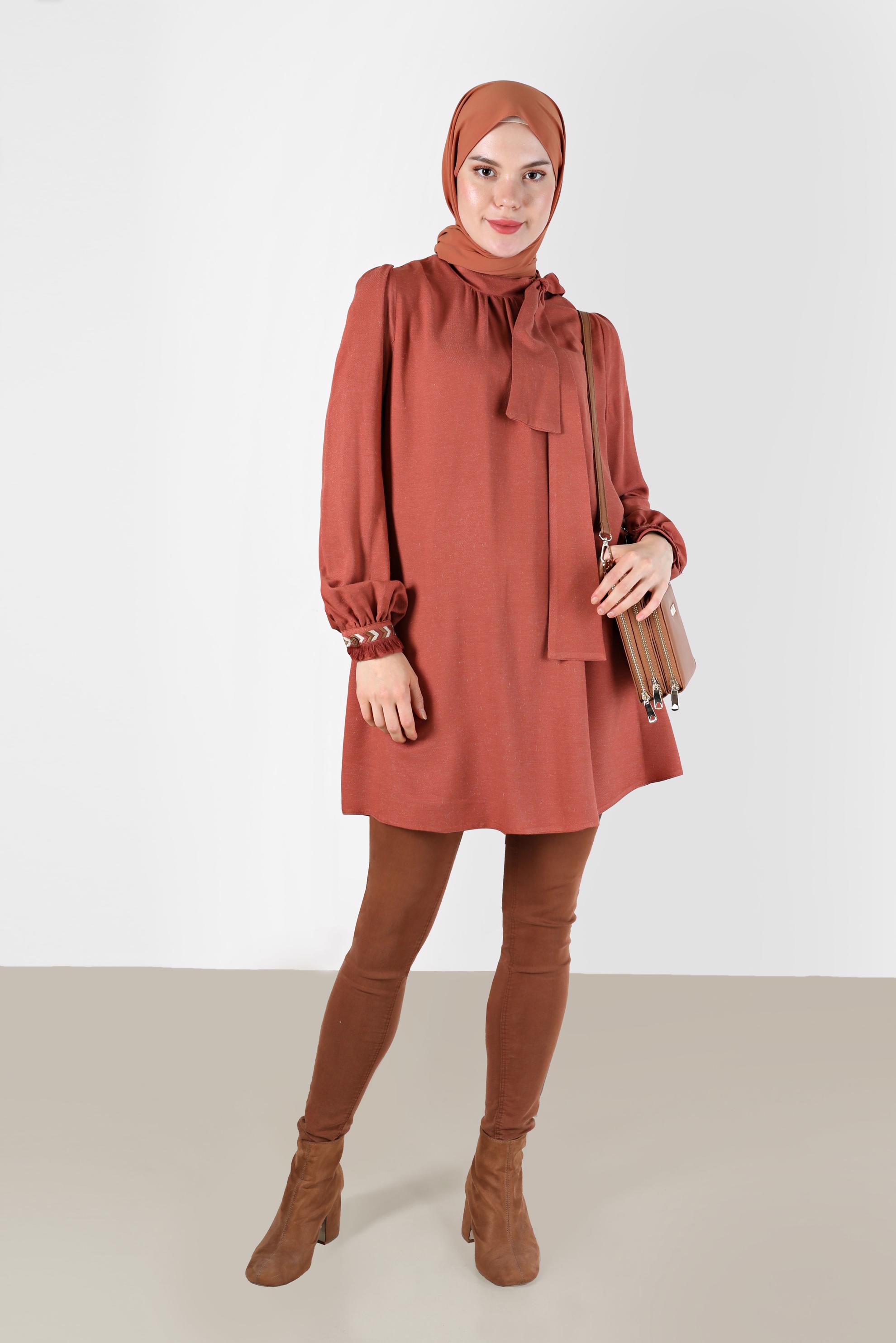 Tesettür giyim TURUNCU MANŞETLERİ İŞLEMELİ VE PÜSKÜLLÜ FİYONK DETAYLI TUNİK 42376 