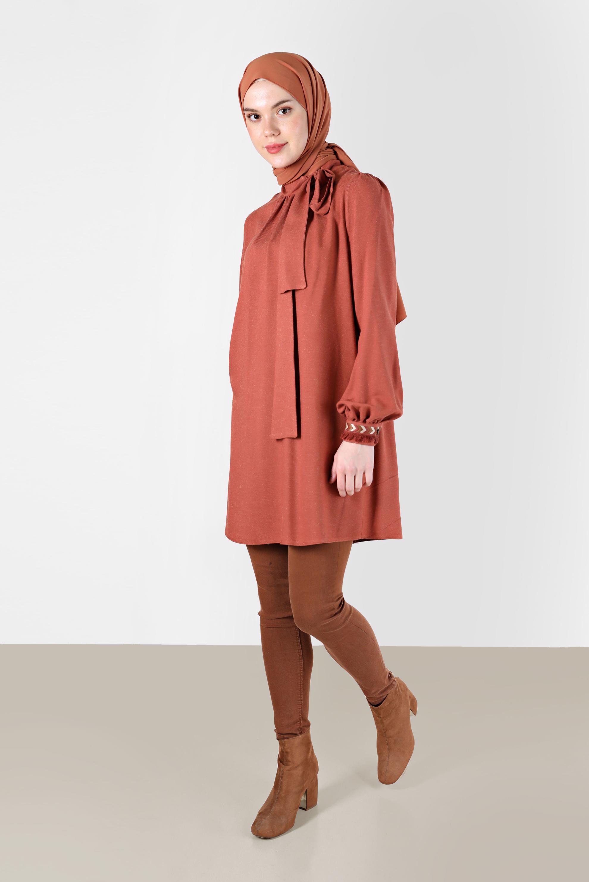 Tesettür giyim TURUNCU MANŞETLERİ İŞLEMELİ VE PÜSKÜLLÜ FİYONK DETAYLI TUNİK 42376 