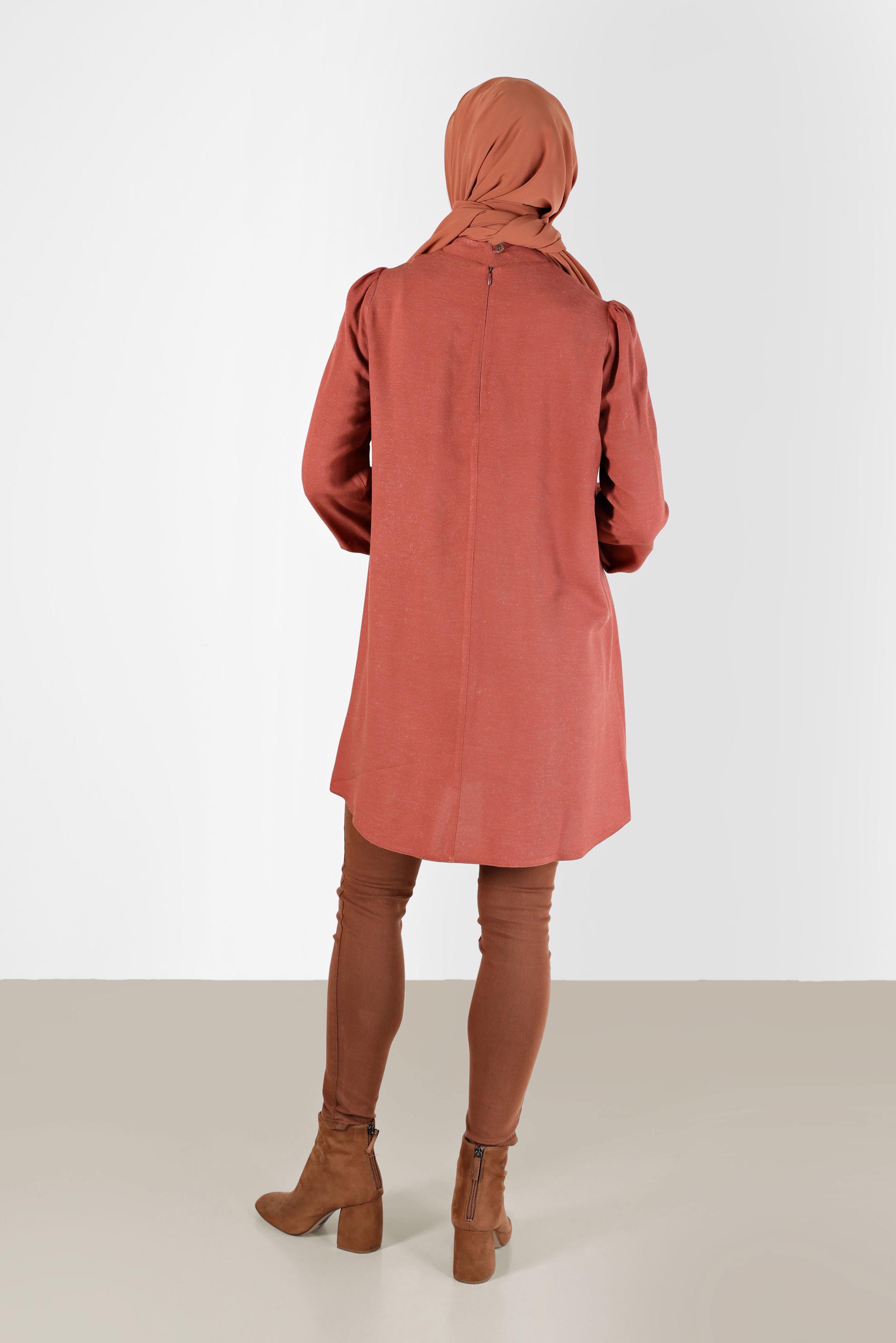 Tesettür giyim TURUNCU MANŞETLERİ İŞLEMELİ VE PÜSKÜLLÜ FİYONK DETAYLI TUNİK 42376 