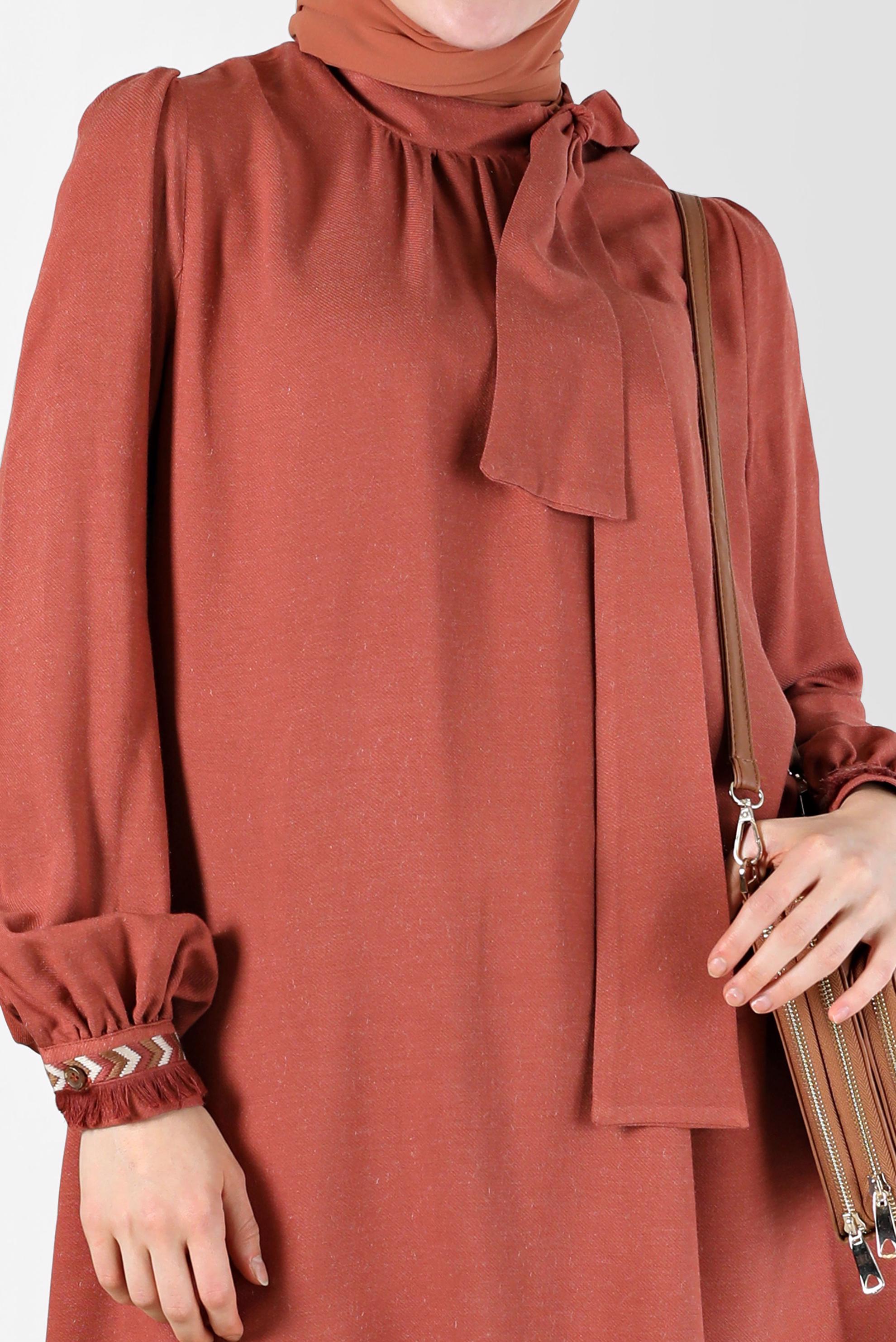 Tesettür giyim TURUNCU MANŞETLERİ İŞLEMELİ VE PÜSKÜLLÜ FİYONK DETAYLI TUNİK 42376 