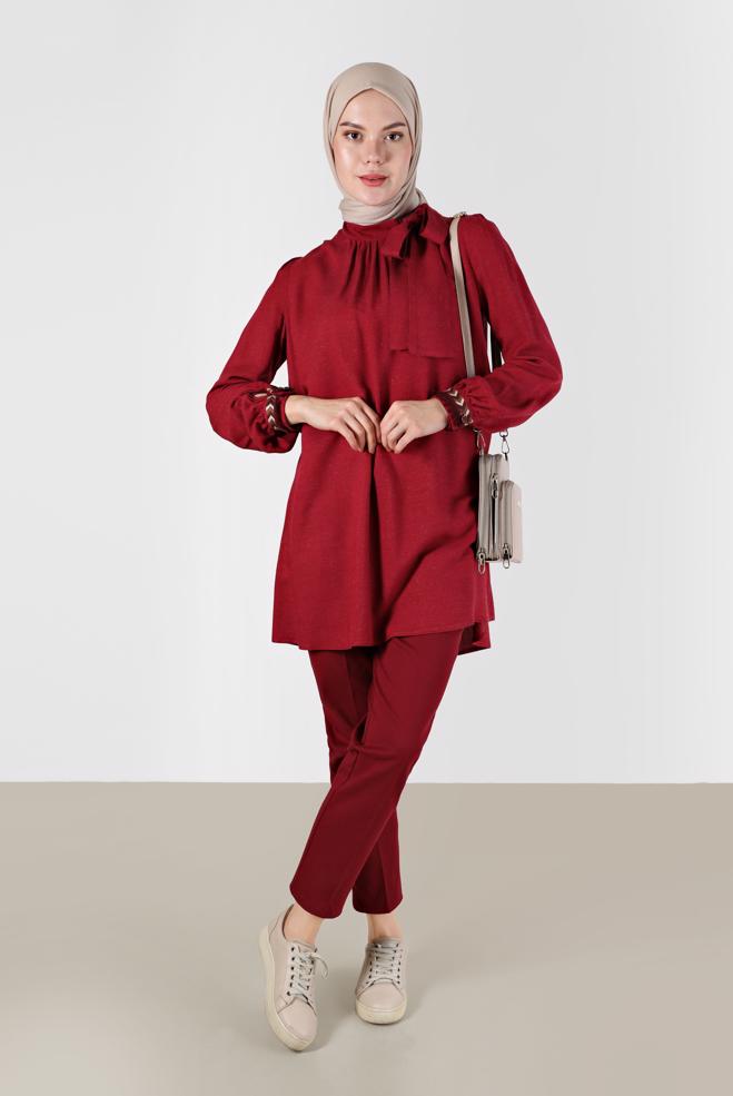 Tesettür giyim KIRMIZI MANŞETLERİ İŞLEMELİ VE PÜSKÜLLÜ FİYONK DETAYLI TUNİK 42376  - ALVİNA