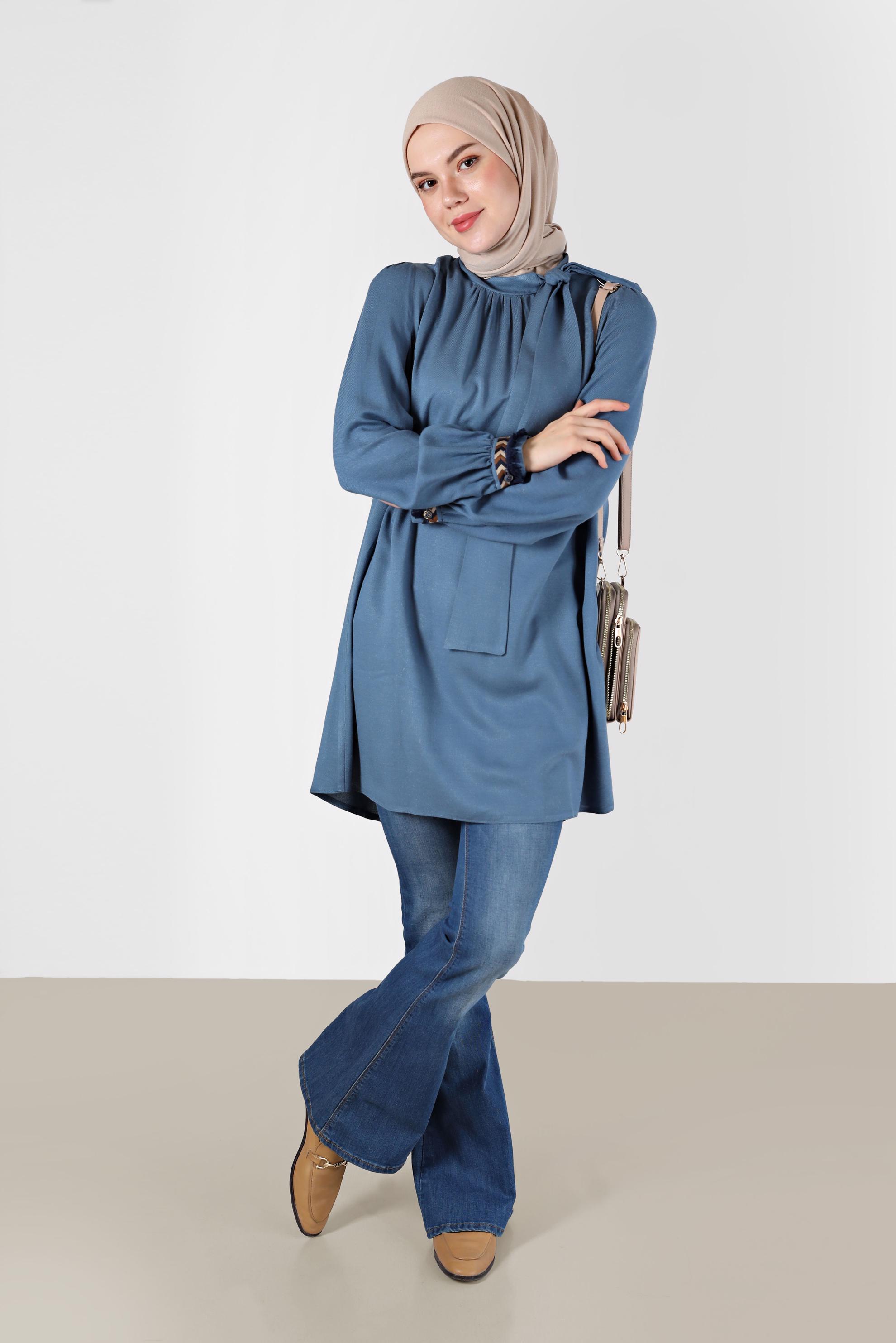 Tesettür giyim MAVİ MANŞETLERİ İŞLEMELİ VE PÜSKÜLLÜ FİYONK DETAYLI TUNİK 42376 