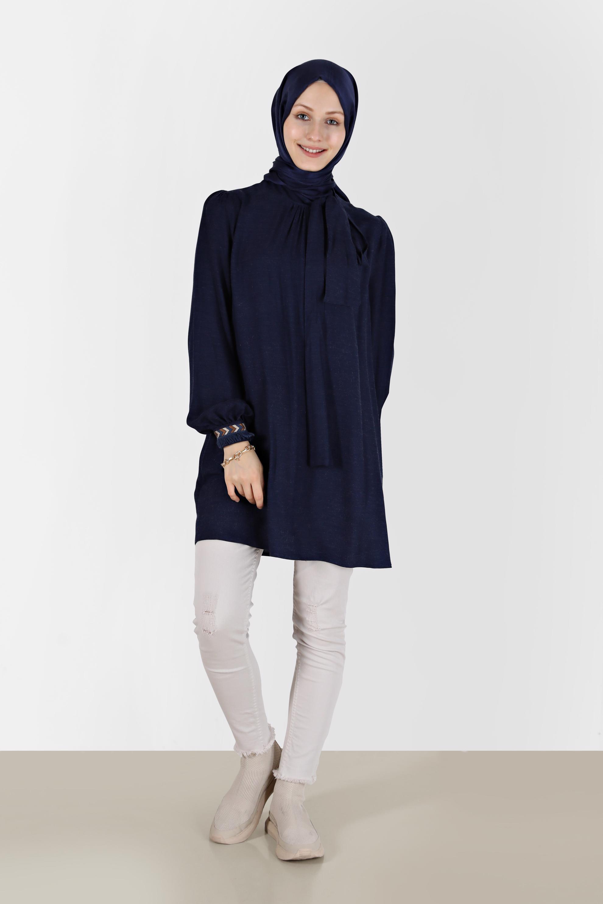 Tesettür giyim LACİVERT MANŞETLERİ İŞLEMELİ VE PÜSKÜLLÜ FİYONK DETAYLI TUNİK 42376 