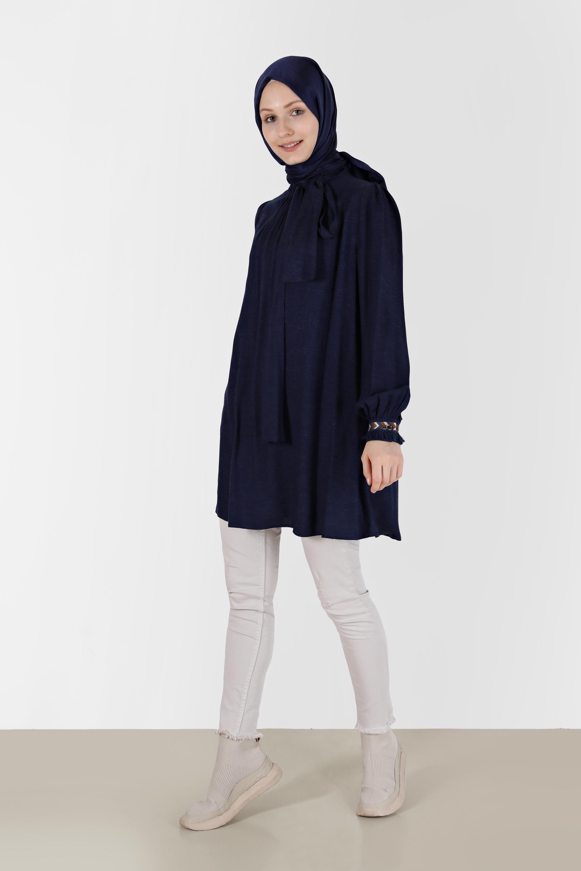 Tesettür giyim LACİVERT MANŞETLERİ İŞLEMELİ VE PÜSKÜLLÜ FİYONK DETAYLI TUNİK 42376 