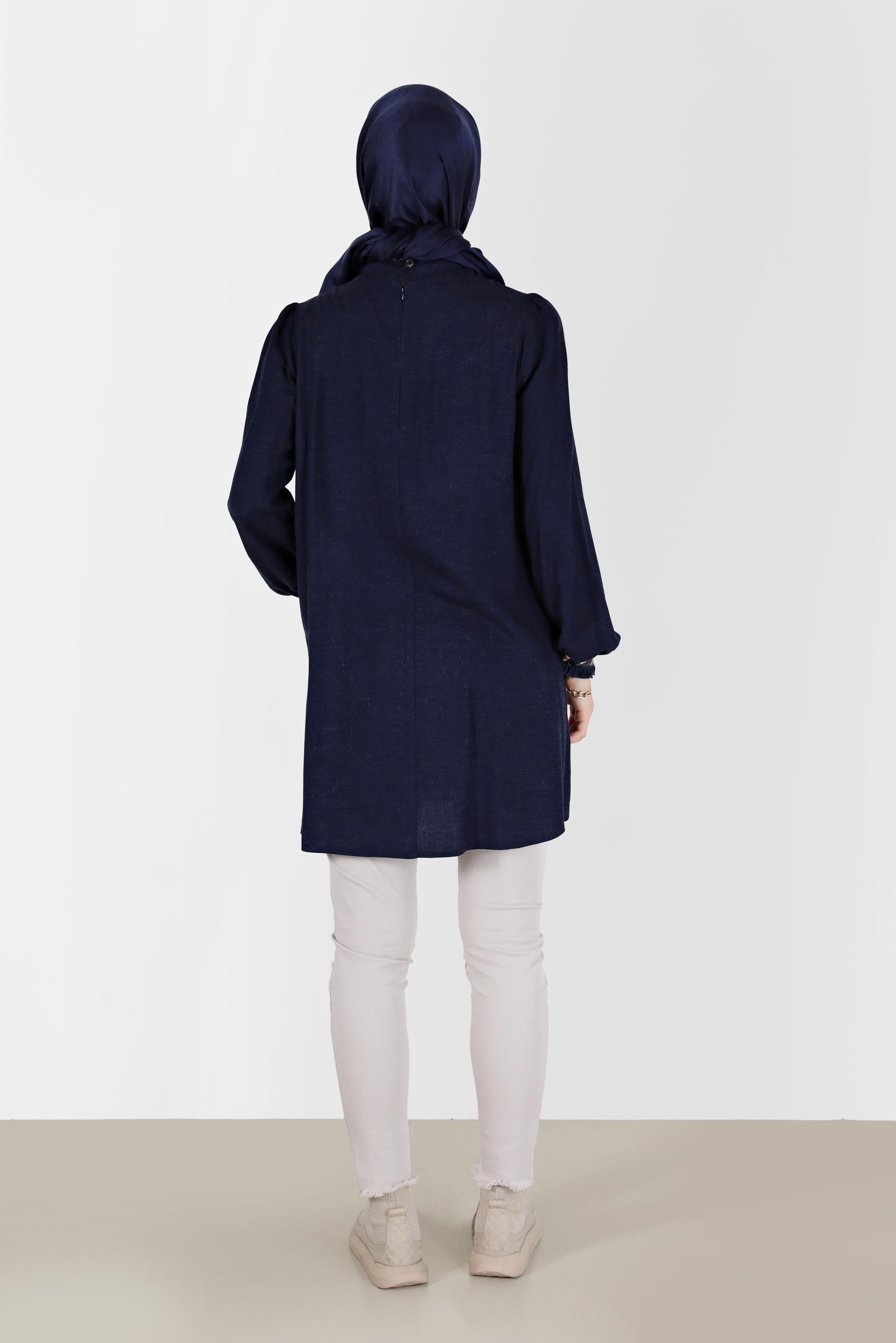 Tesettür giyim LACİVERT MANŞETLERİ İŞLEMELİ VE PÜSKÜLLÜ FİYONK DETAYLI TUNİK 42376 