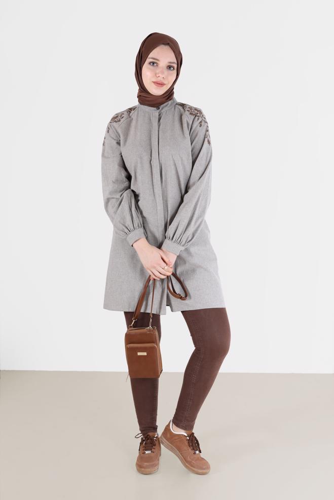 Tesettür giyim BEJ OMUZLARI NAKIŞLI GİZLİ DÜĞMELİ TUNİK 42395  - ALVİNA