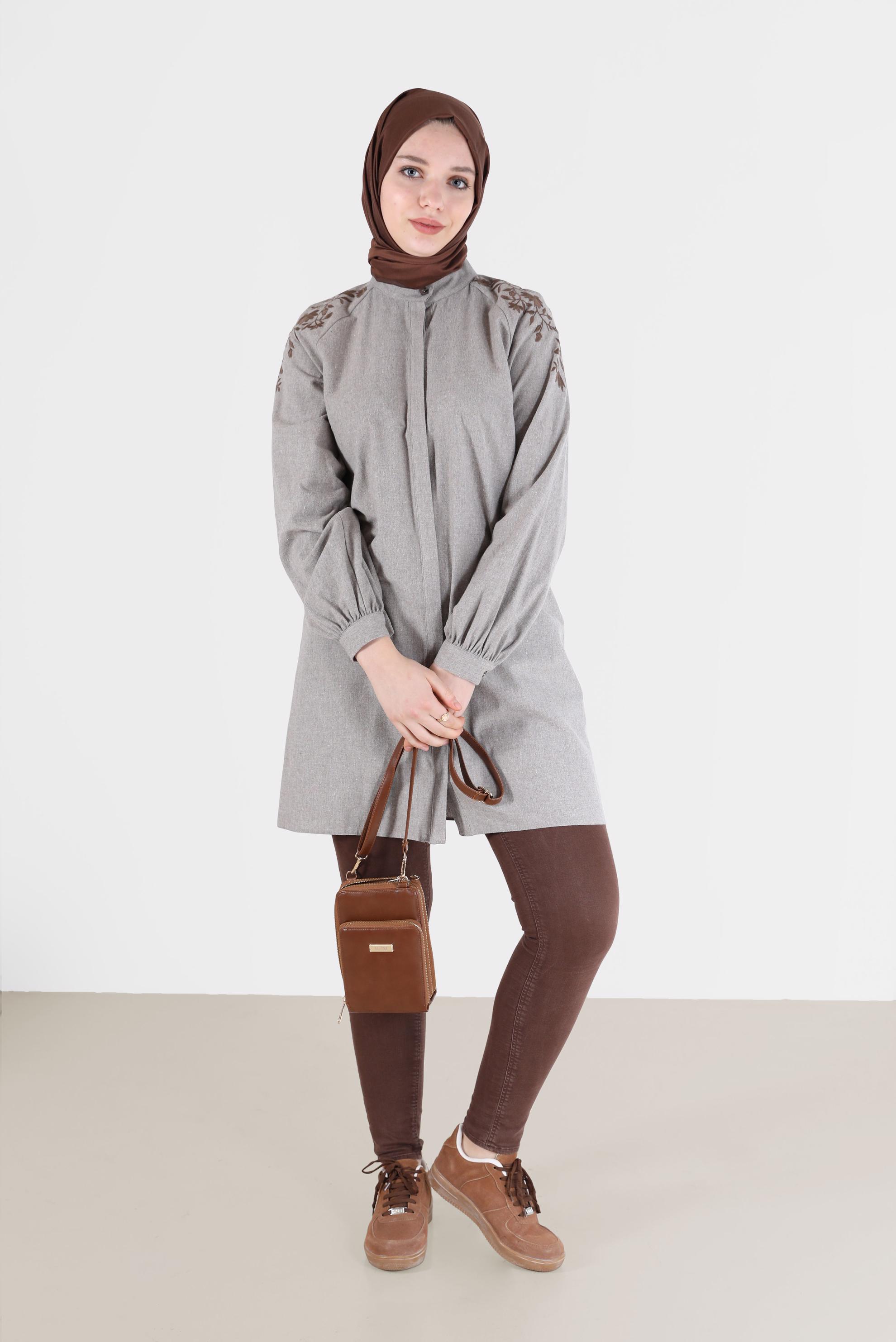 Tesettür giyim BEJ OMUZLARI NAKIŞLI GİZLİ DÜĞMELİ TUNİK 42395 