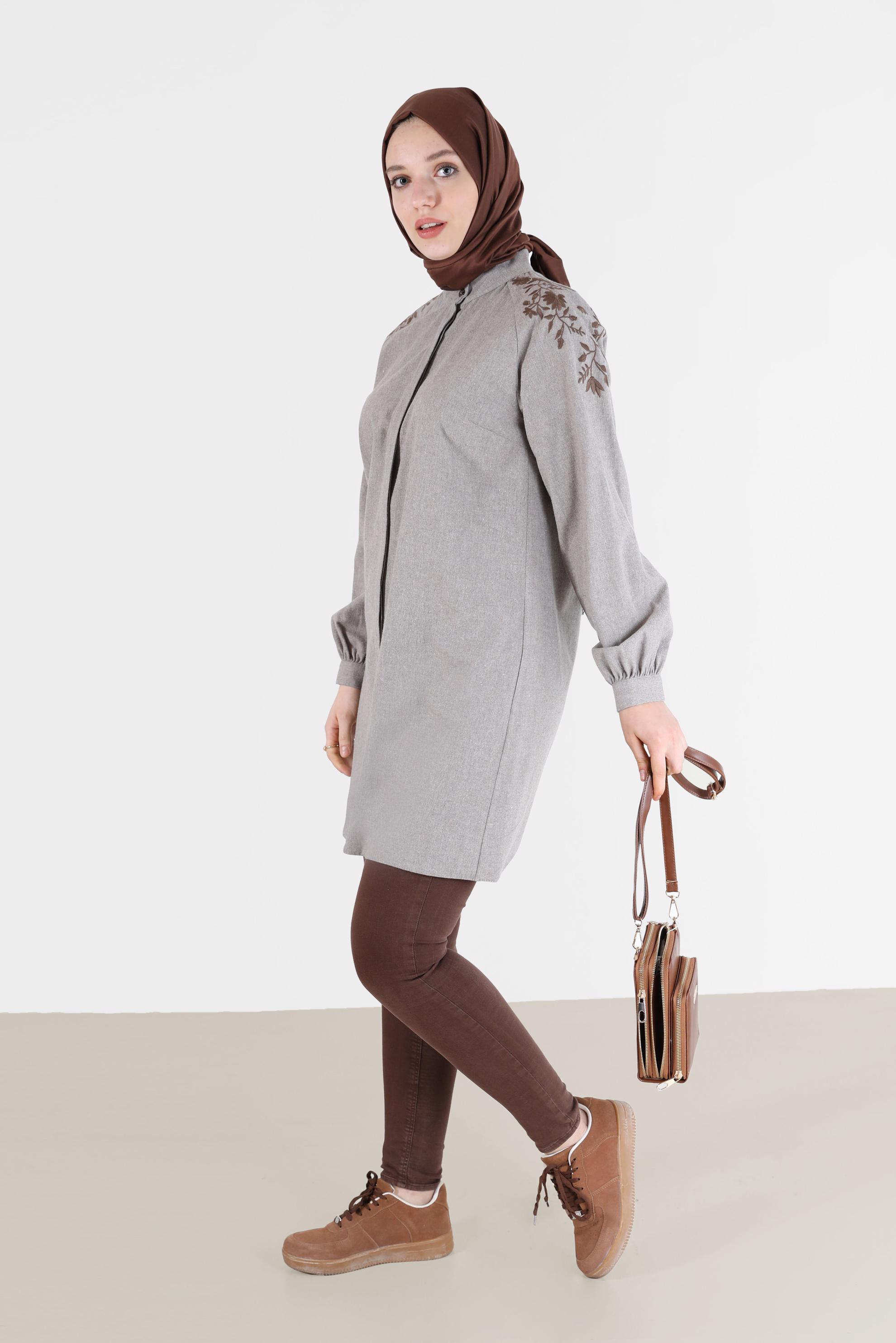 Tesettür giyim BEJ OMUZLARI NAKIŞLI GİZLİ DÜĞMELİ TUNİK 42395 