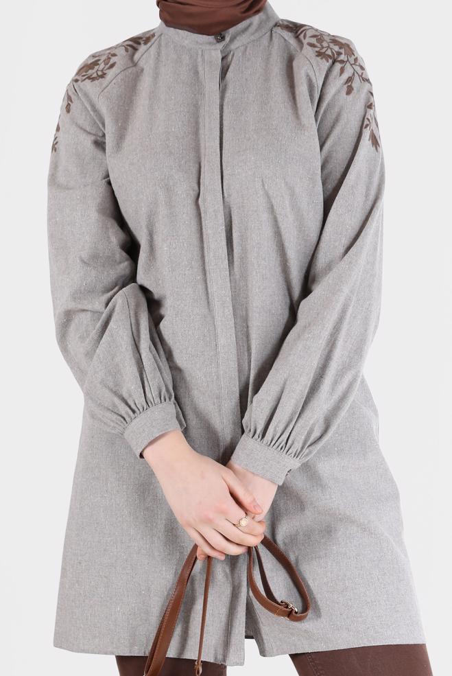 Tesettür giyim BEJ OMUZLARI NAKIŞLI GİZLİ DÜĞMELİ TUNİK 42395  - ALVİNA