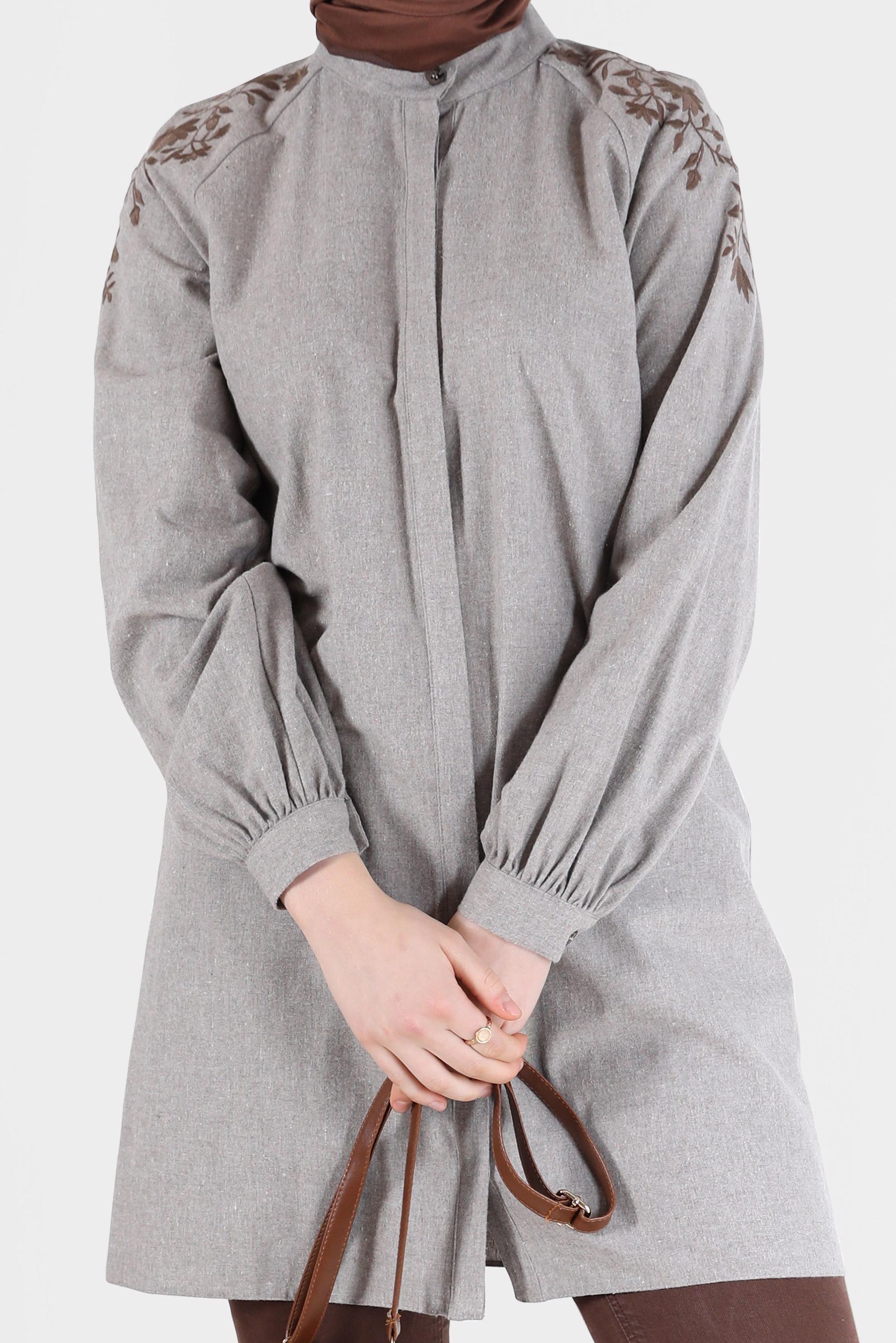 Tesettür giyim BEJ OMUZLARI NAKIŞLI GİZLİ DÜĞMELİ TUNİK 42395 