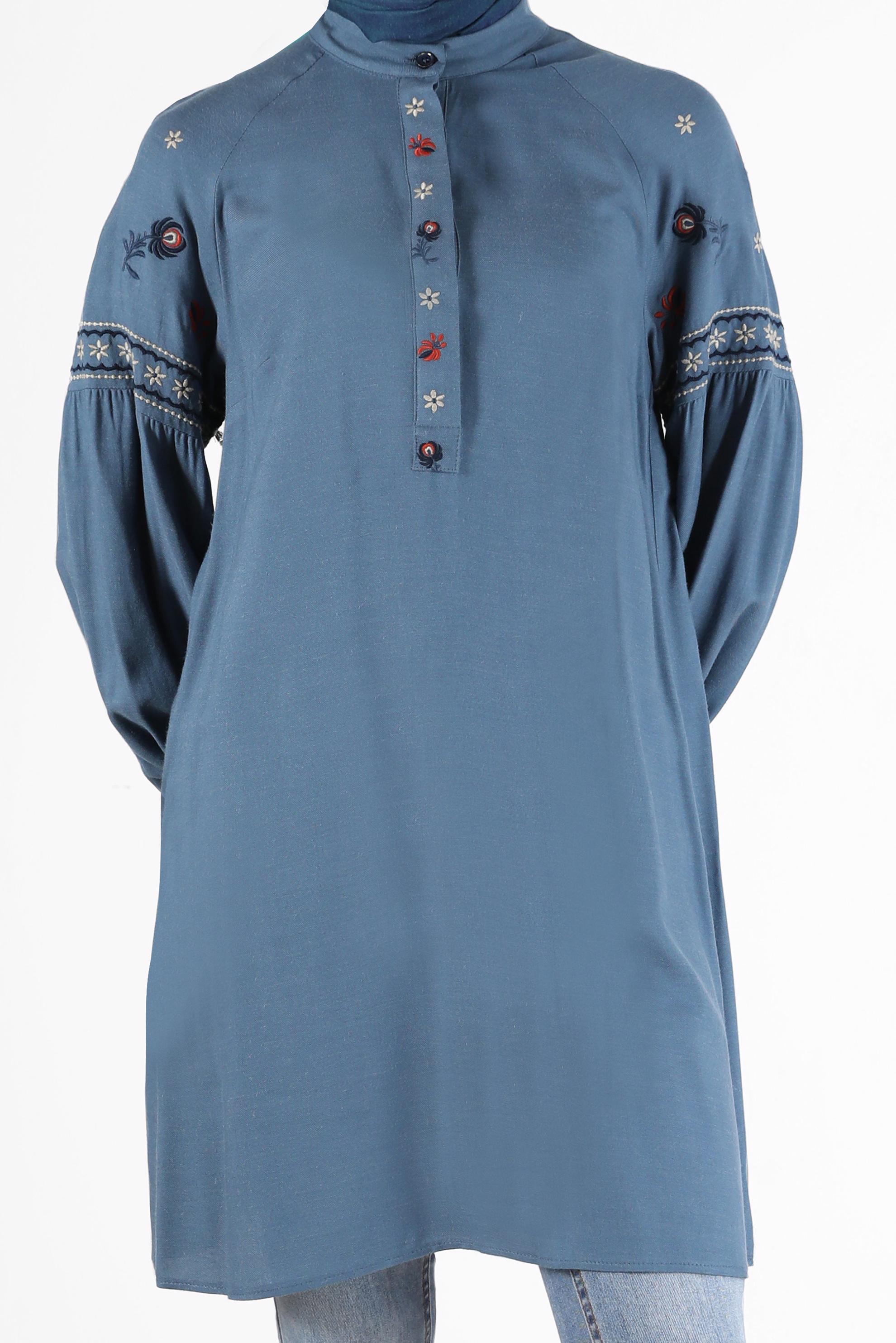 Tesettür giyim MAVİ İŞLEME DETAYLI GİZLİ DÜĞMELİ TUNİK 42396 