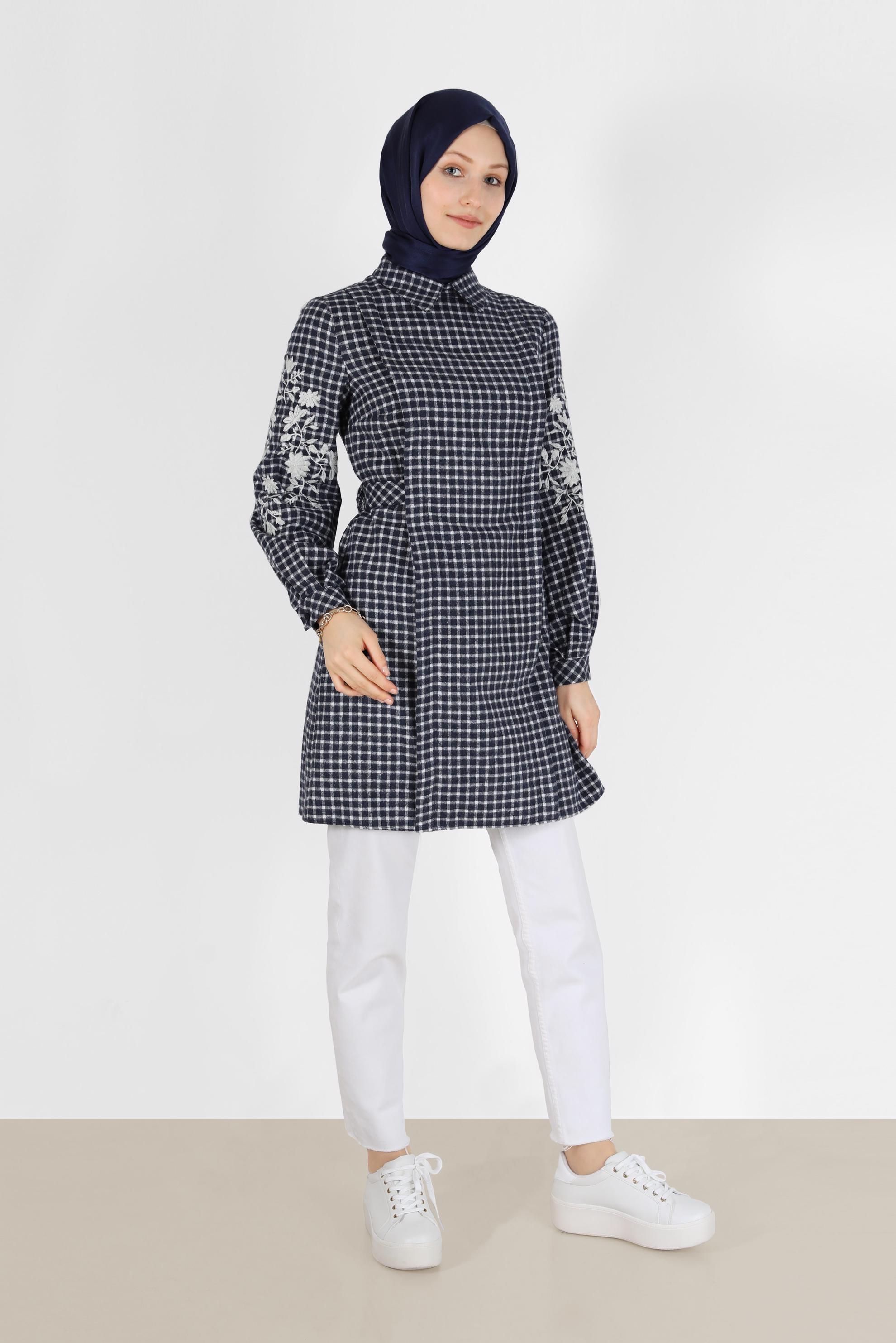 Tesettür giyim LACİVERT KOLLARI NAKIŞLI ARKADAN BAĞLAMALI PÖTİKARE TUNİK 42398 