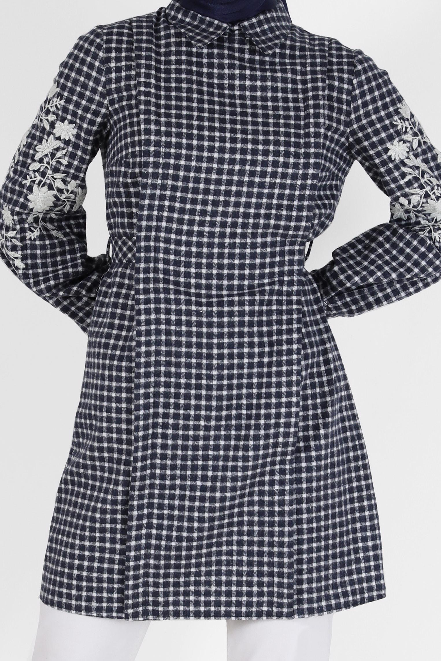 Tesettür giyim LACİVERT KOLLARI NAKIŞLI ARKADAN BAĞLAMALI PÖTİKARE TUNİK 42398 