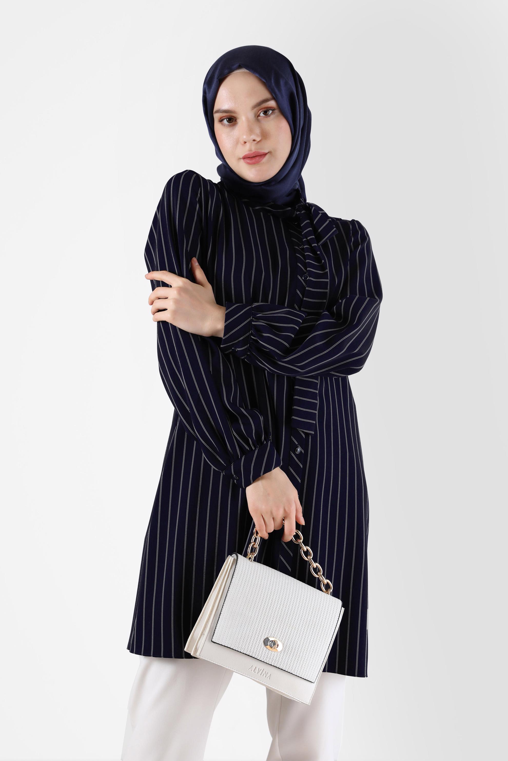 Tesettür giyim LACİVERT YAKASI FİYONK DETAYLI ÇİZGİLİ TUNİK 42400 