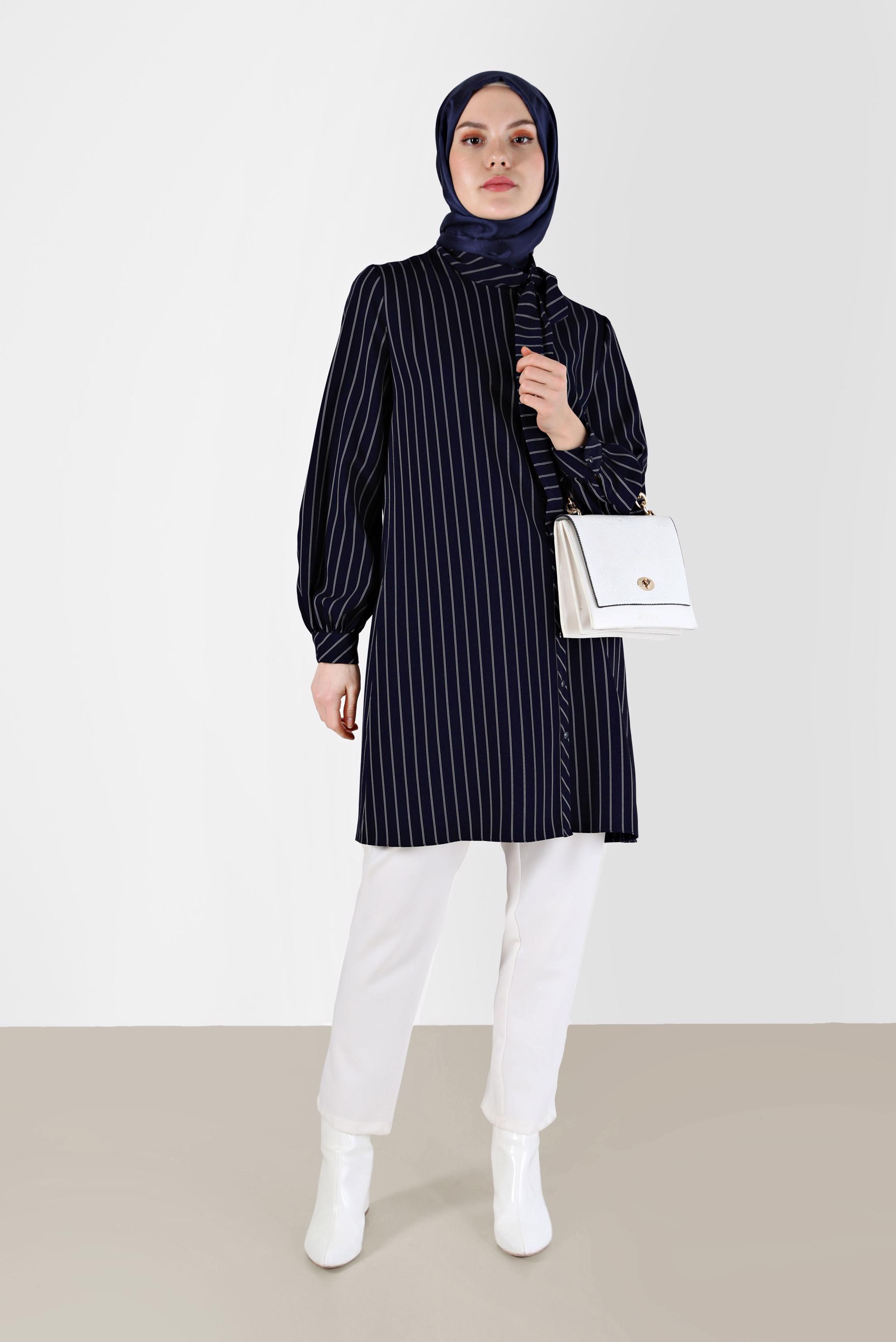 Tesettür giyim LACİVERT YAKASI FİYONK DETAYLI ÇİZGİLİ TUNİK 42400 