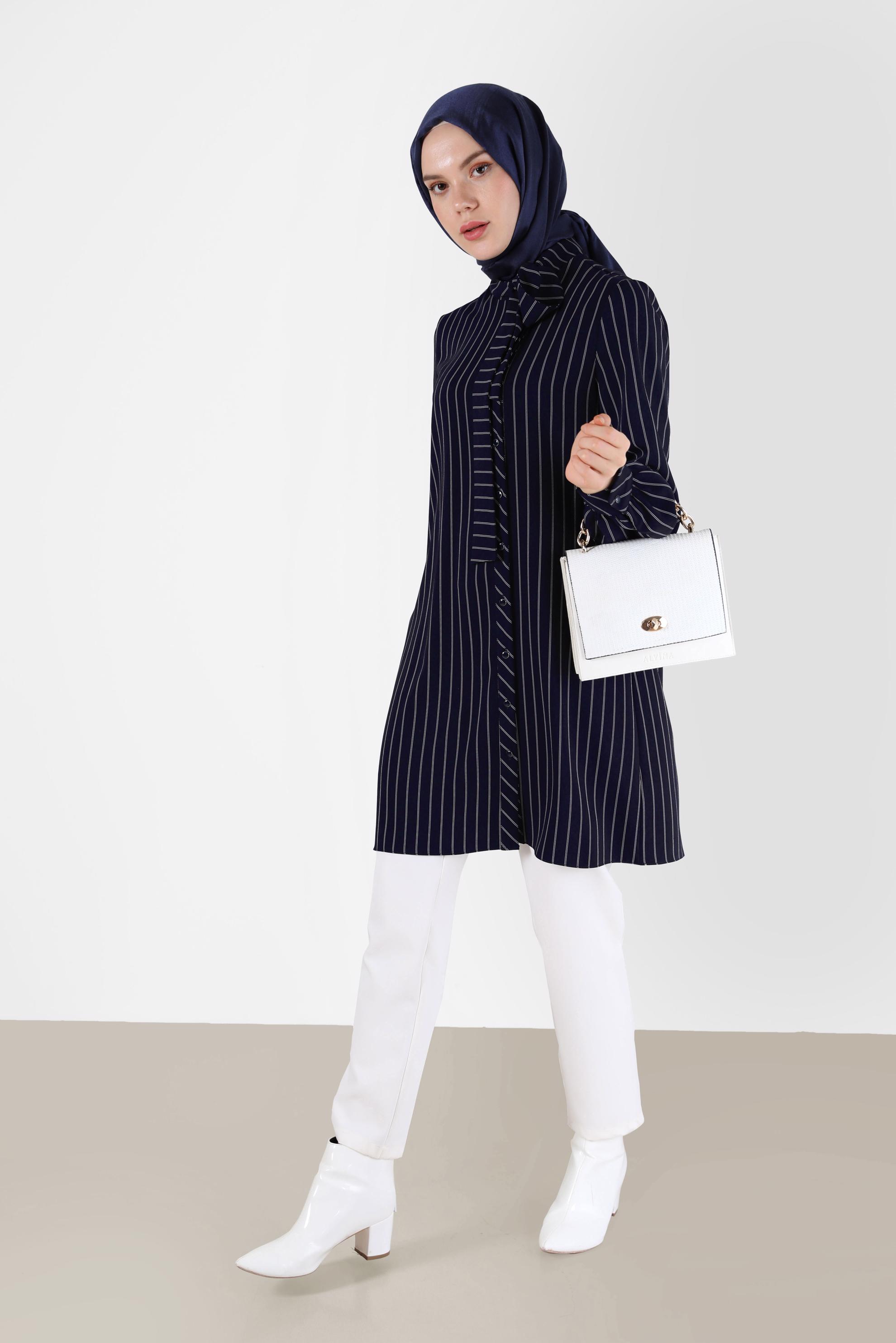 Tesettür giyim LACİVERT YAKASI FİYONK DETAYLI ÇİZGİLİ TUNİK 42400 