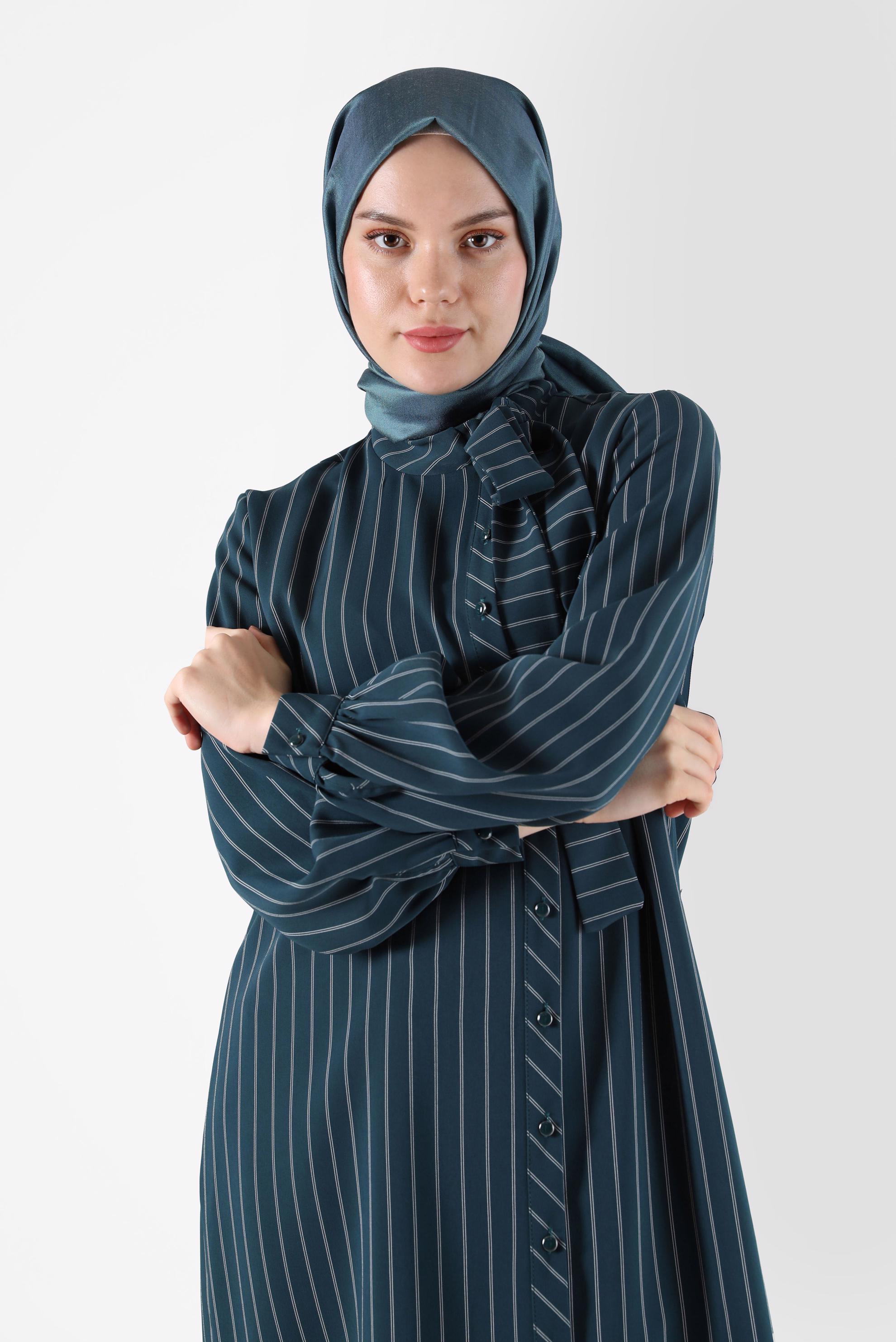 Tesettür giyim YEŞİL YAKASI FİYONK DETAYLI ÇİZGİLİ TUNİK 42400 