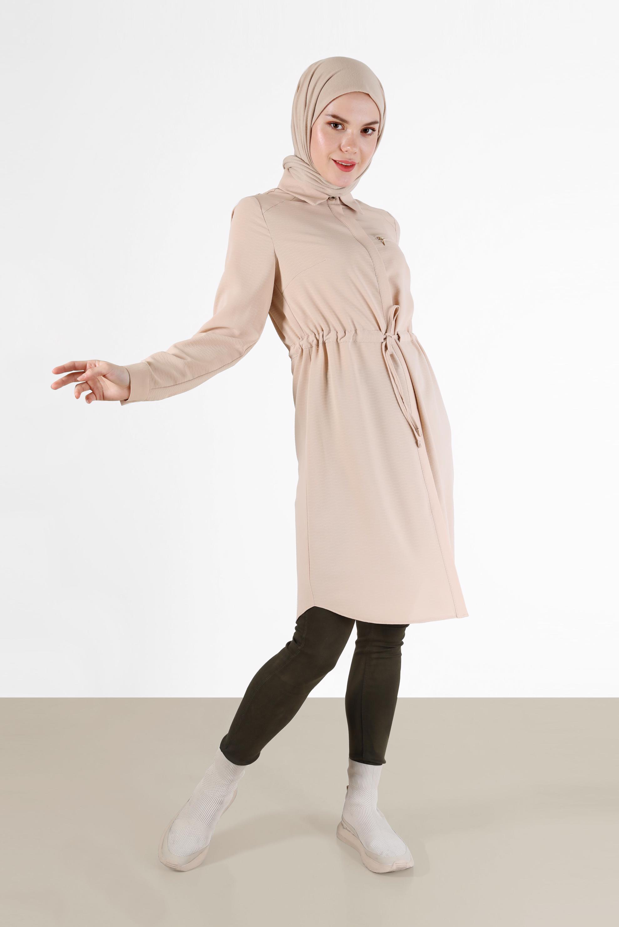 Tesettür giyim BEJ BELİ BÜZGÜLÜ GİZLİ DÜĞMELİ TUNİK 42404 