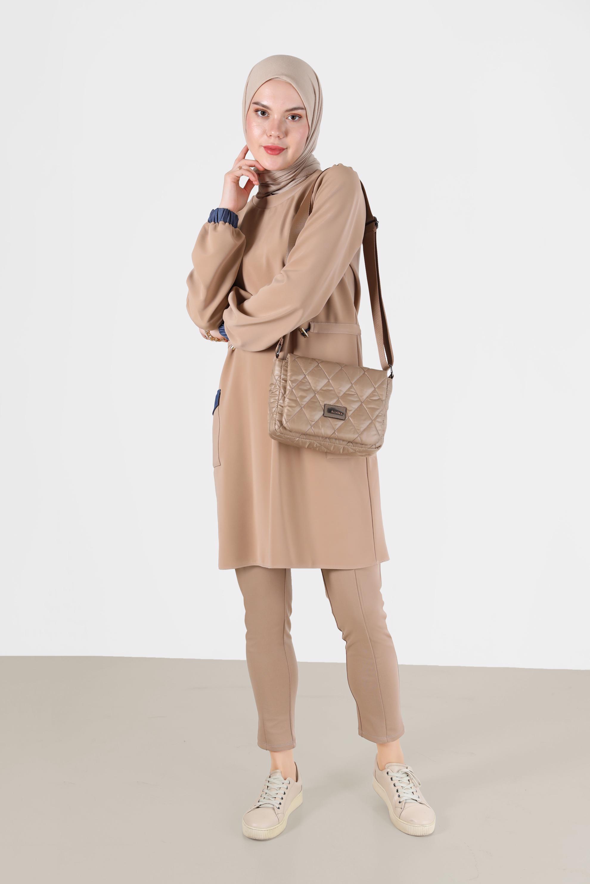 Tesettür giyim BEJ BELİ BÜZGÜ DETAYLI MANŞETLERİ LASTİKLİ TUNİK 42423 