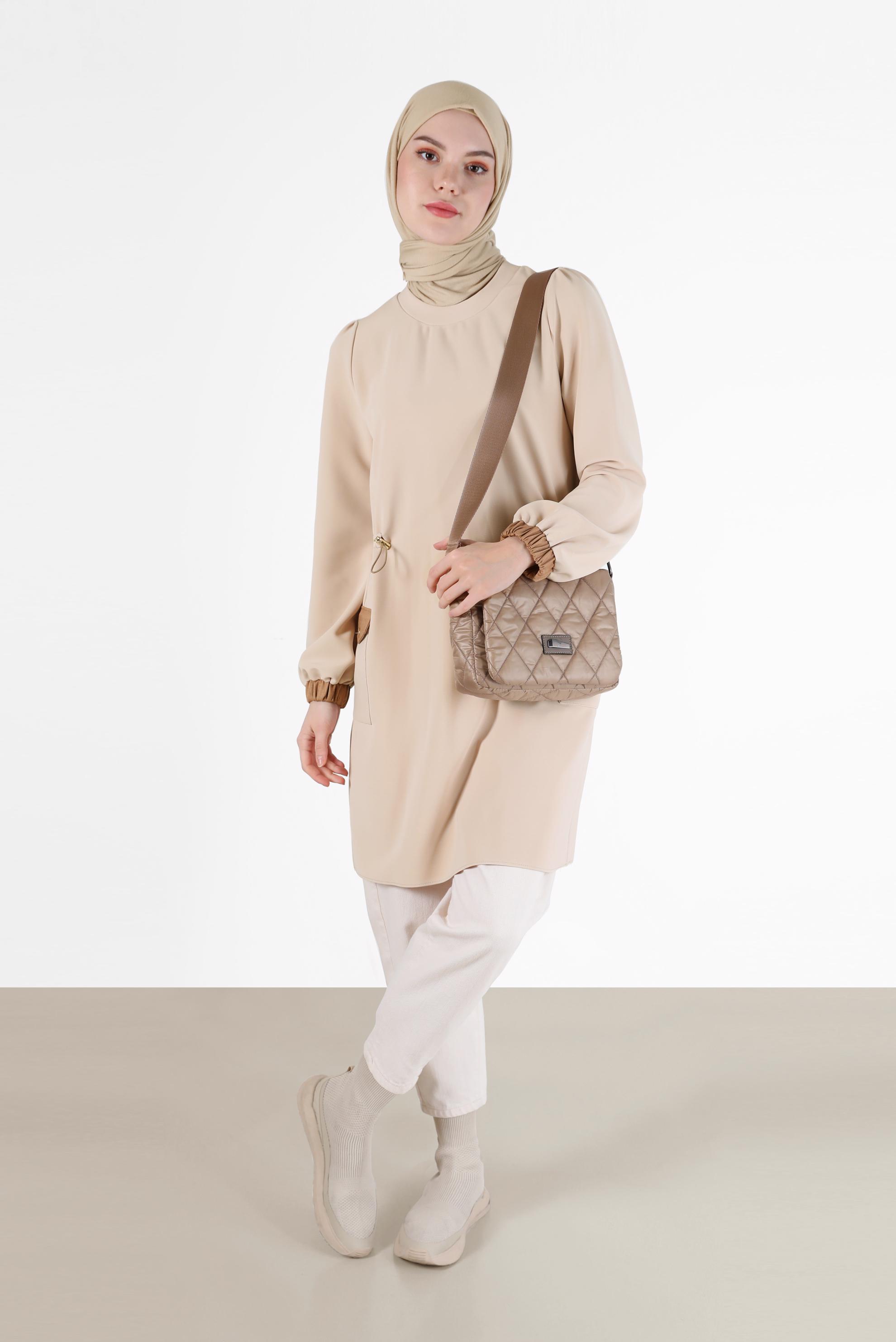 Tesettür giyim BEJ BELİ BÜZGÜ DETAYLI MANŞETLERİ LASTİKLİ TUNİK 42423 