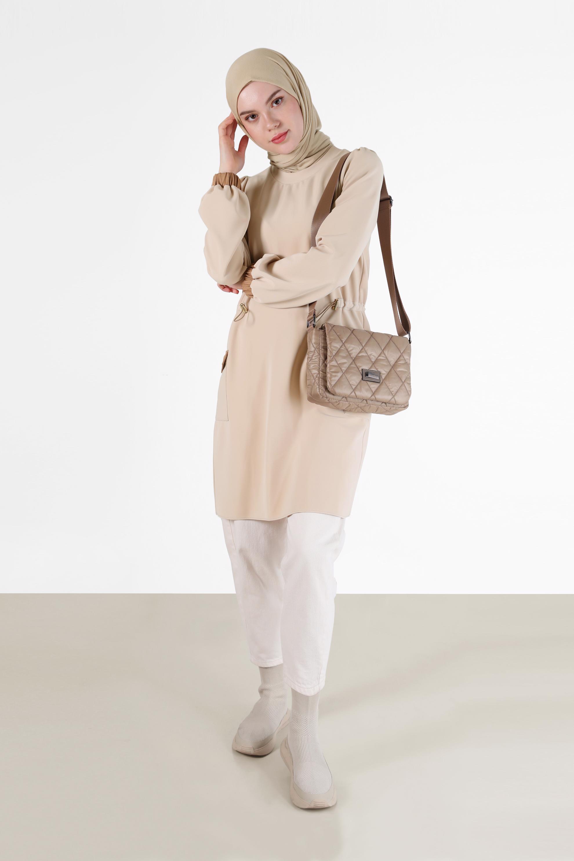 Tesettür giyim BEJ BELİ BÜZGÜ DETAYLI MANŞETLERİ LASTİKLİ TUNİK 42423 